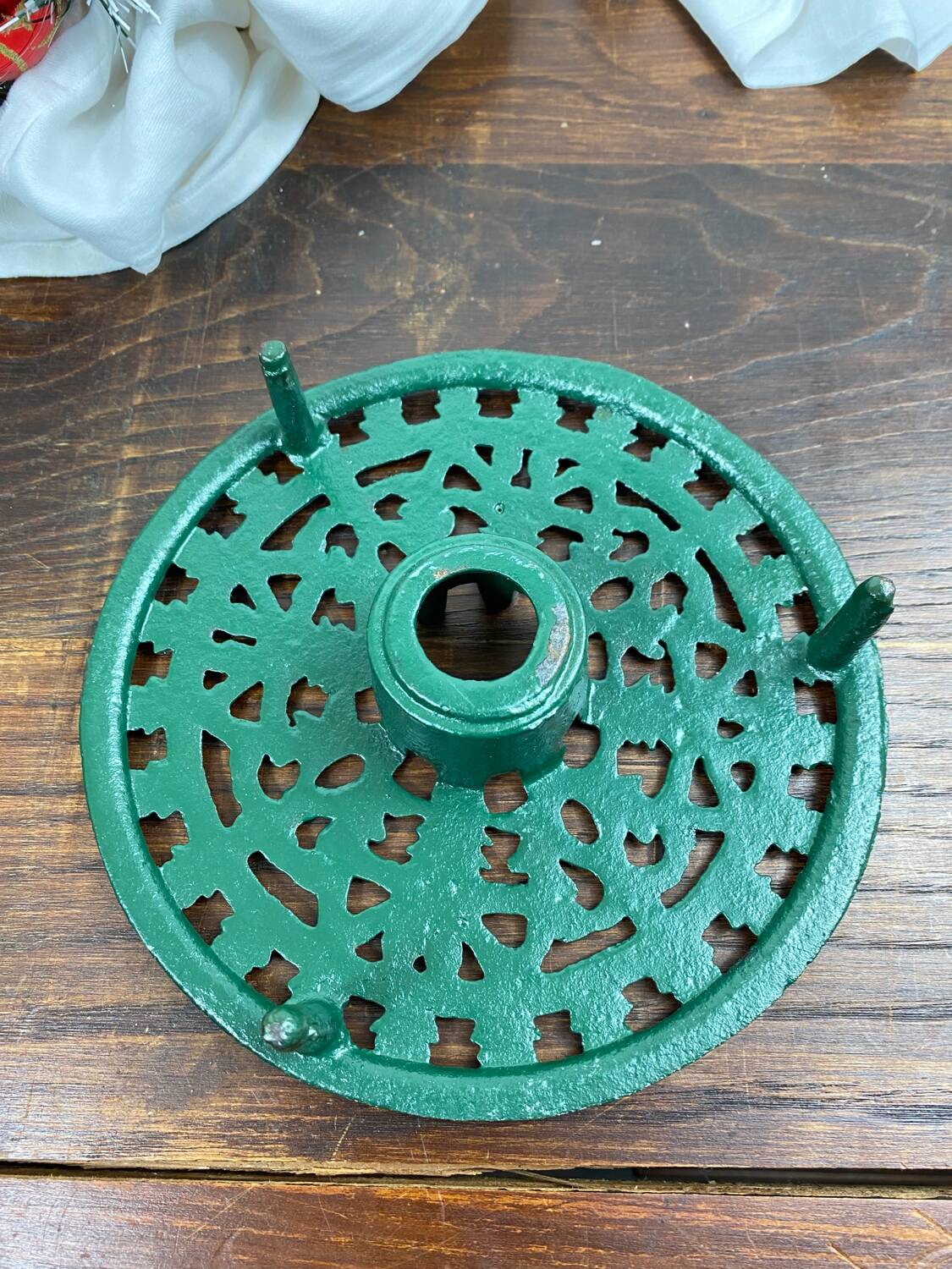 Cast iron trivet with warming system