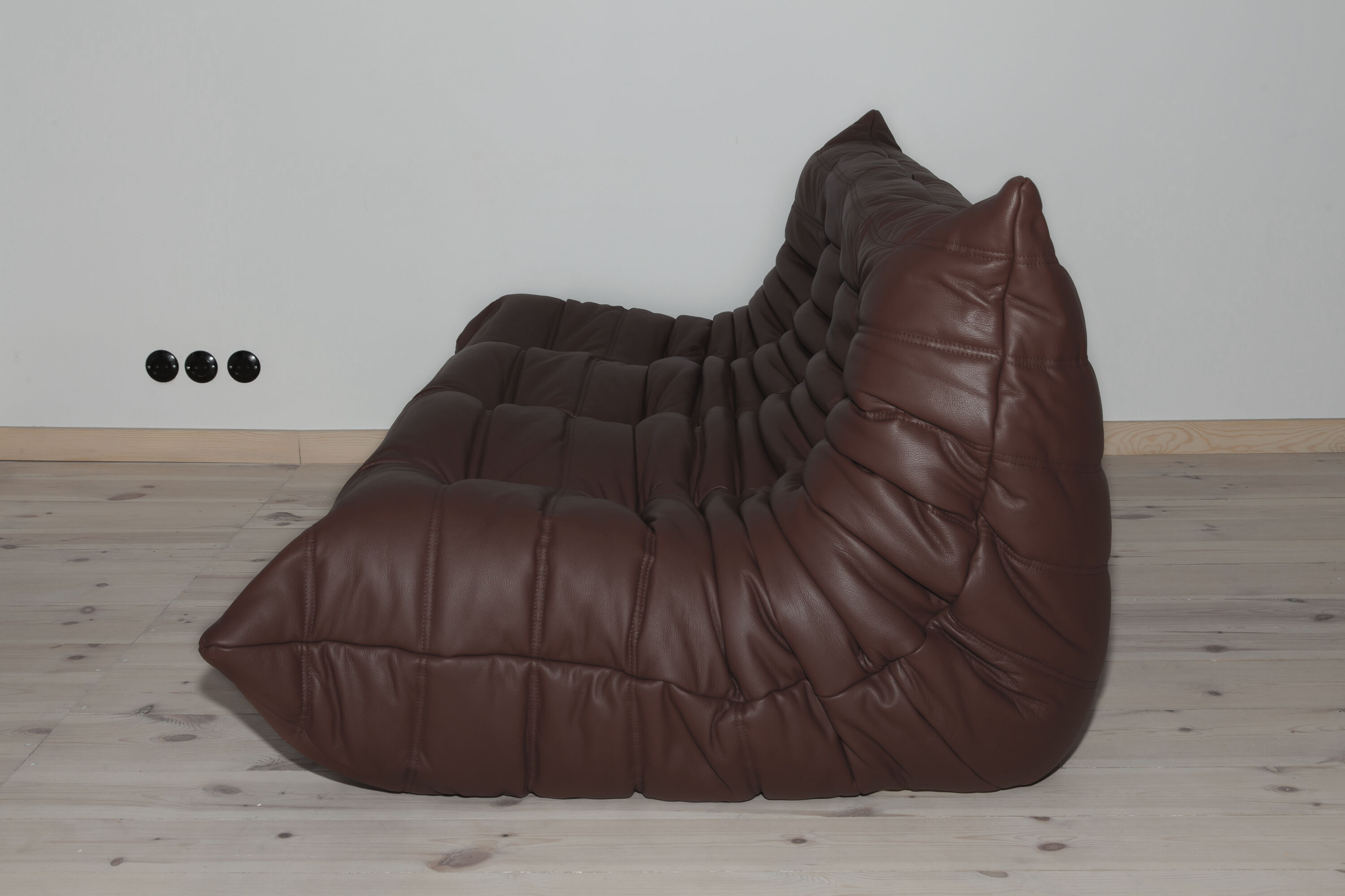 Canapé 3 places Togo en cuir brun dessiné par Michel Ducaroy 1973