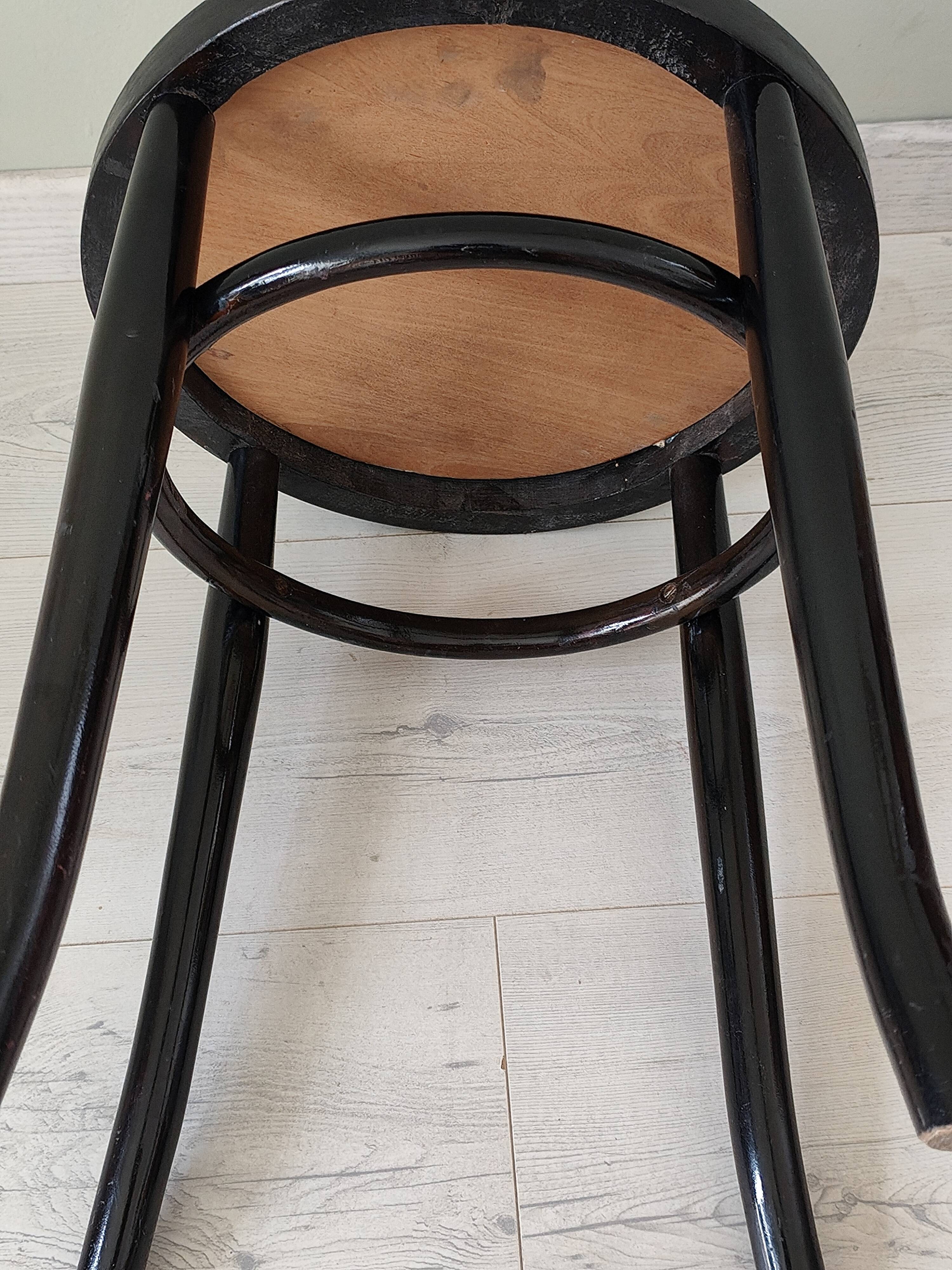 Thonet stool in solid wood, Viennese elegance.