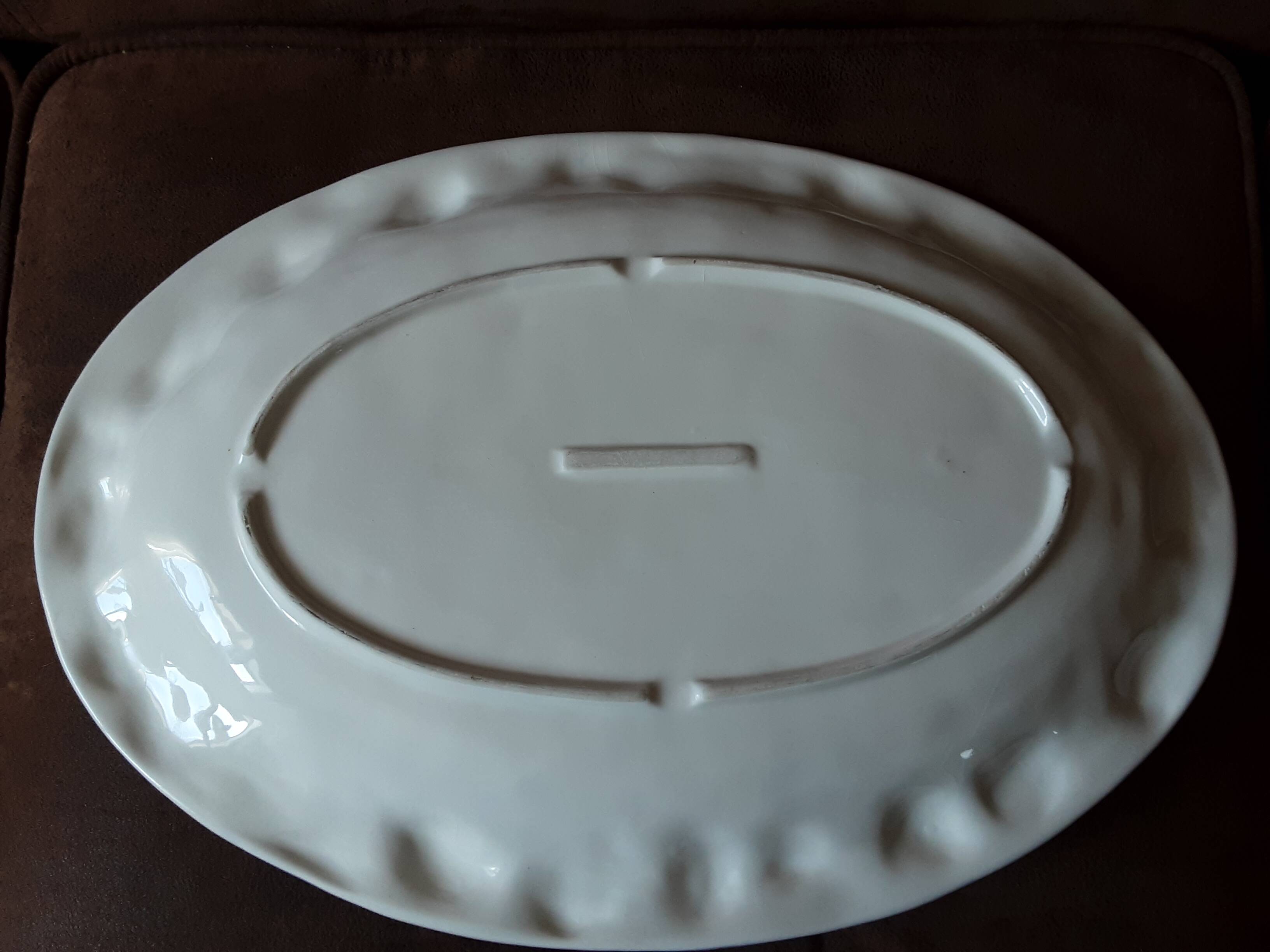 Large plate in barbotine style