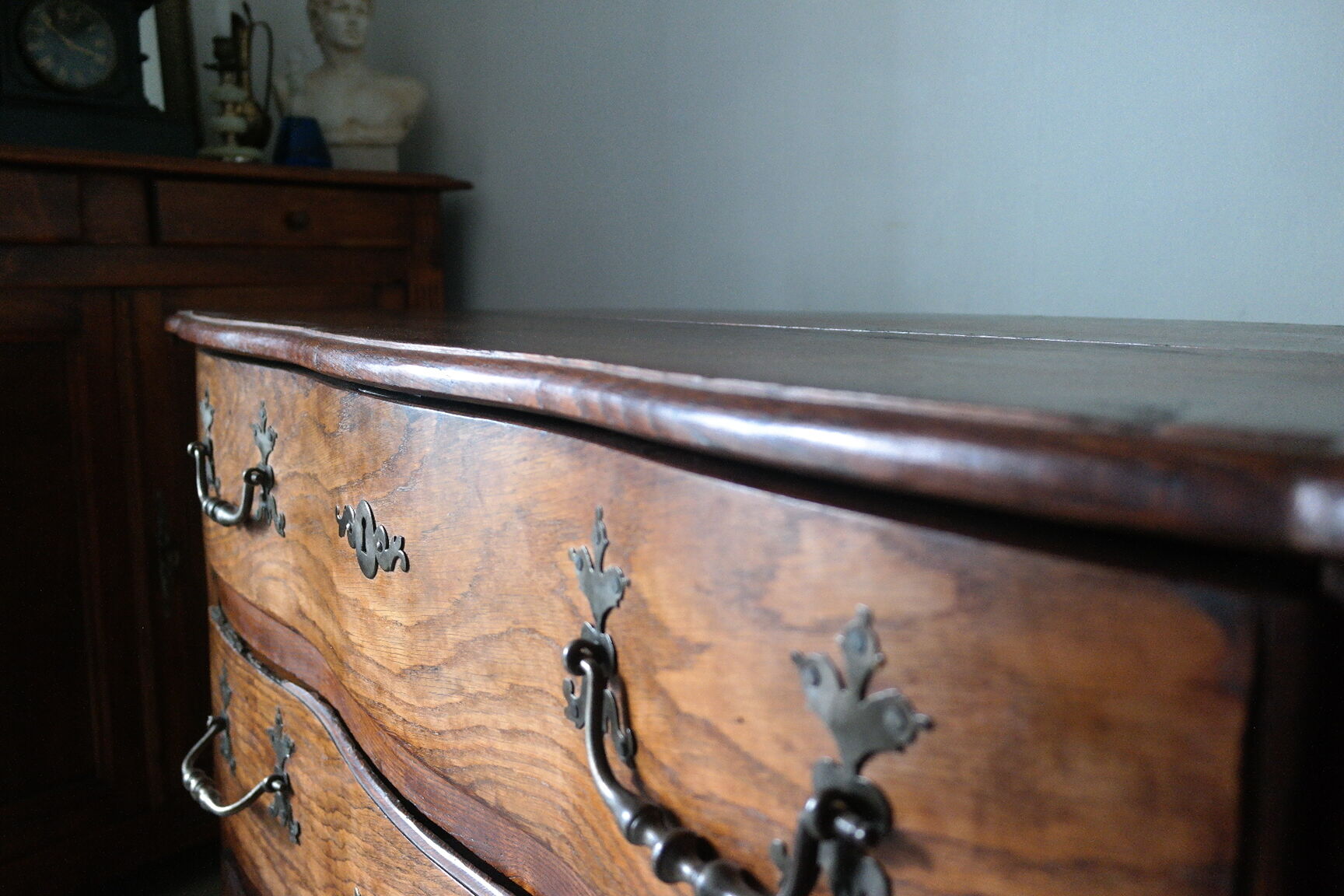 Commode arbalète campagnarde en chêne xxème