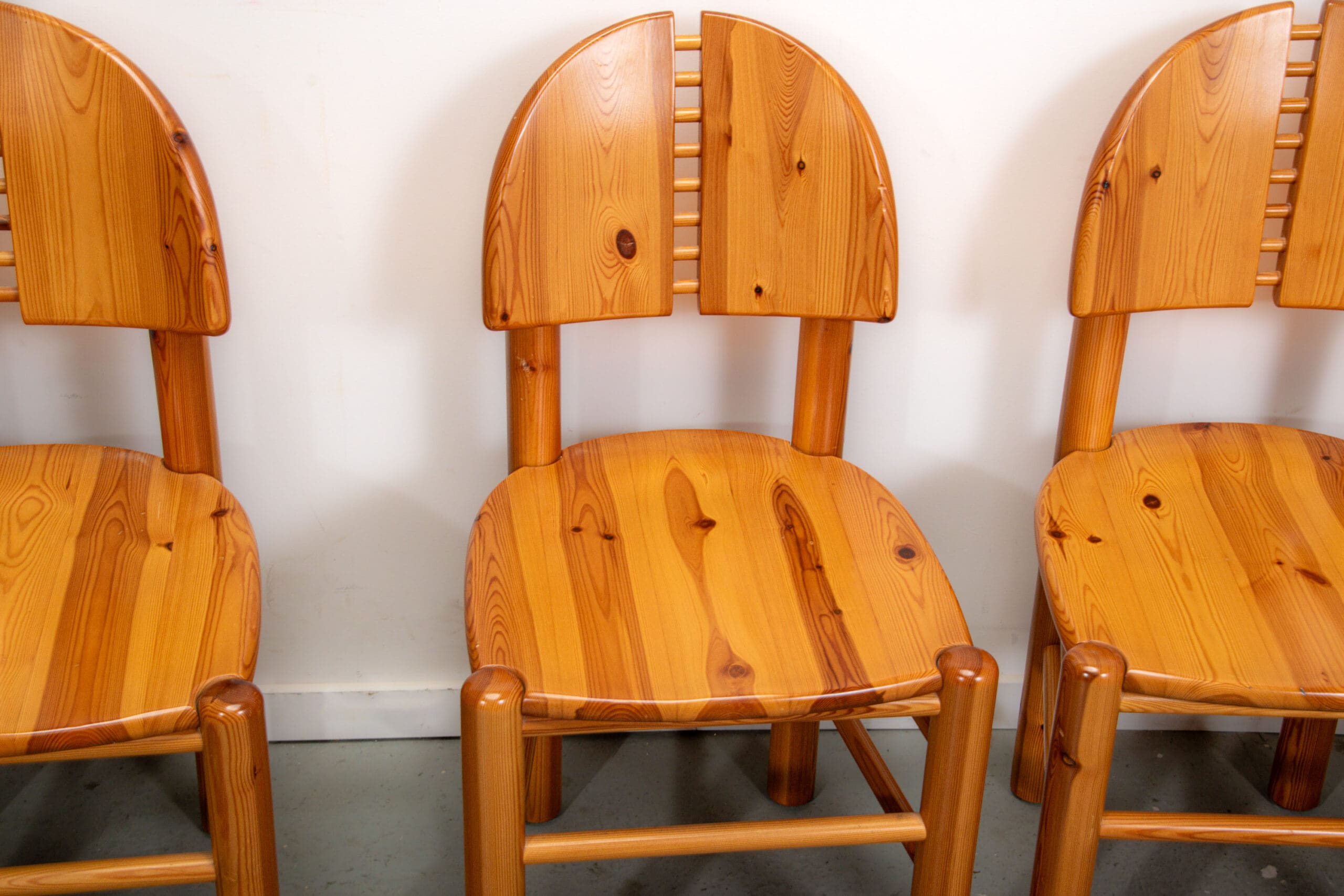 Ranier Daumiller dining room set with 4 chairs and round dining table