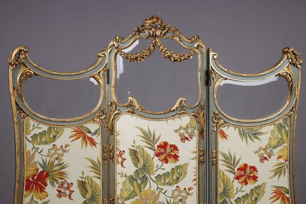 Paravent de Style Louis XV à trois feuille en bois mouluré et tissus brodé