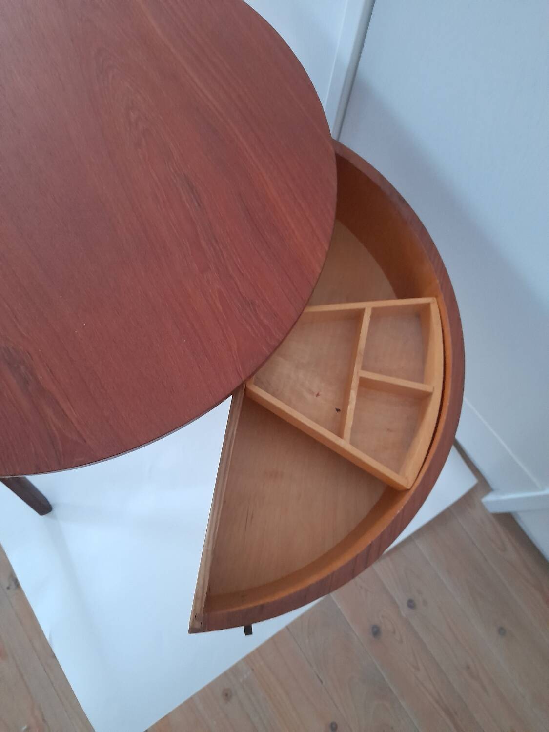 Pretty worker or Scandinavian teak side table