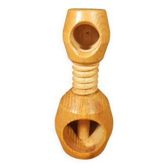Screw nutcracker