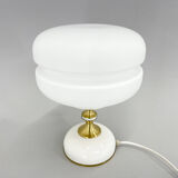 Lampe de table en laiton en verre de lait des années 1970 par Napako