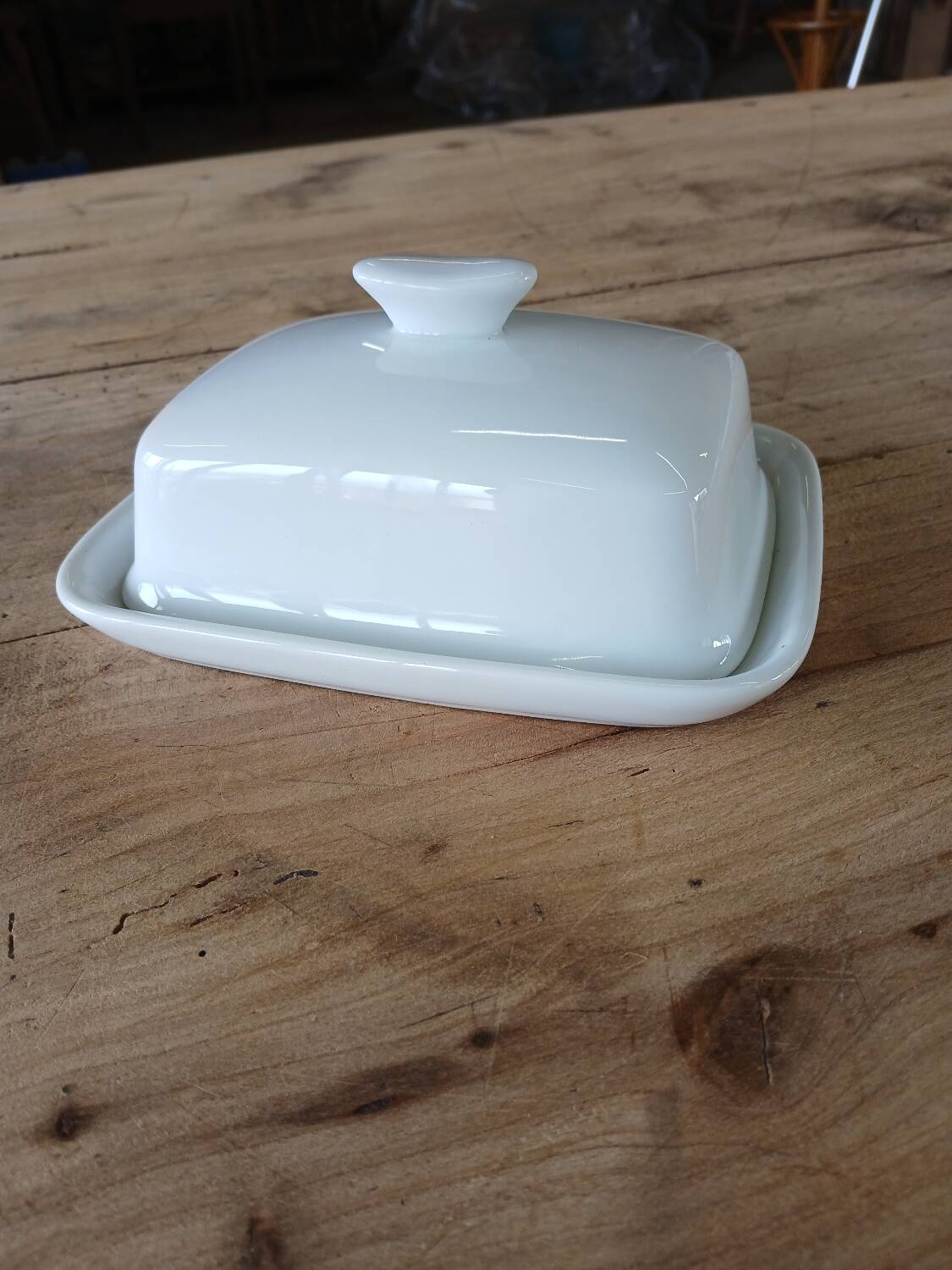 Beurrier en faïence blanche