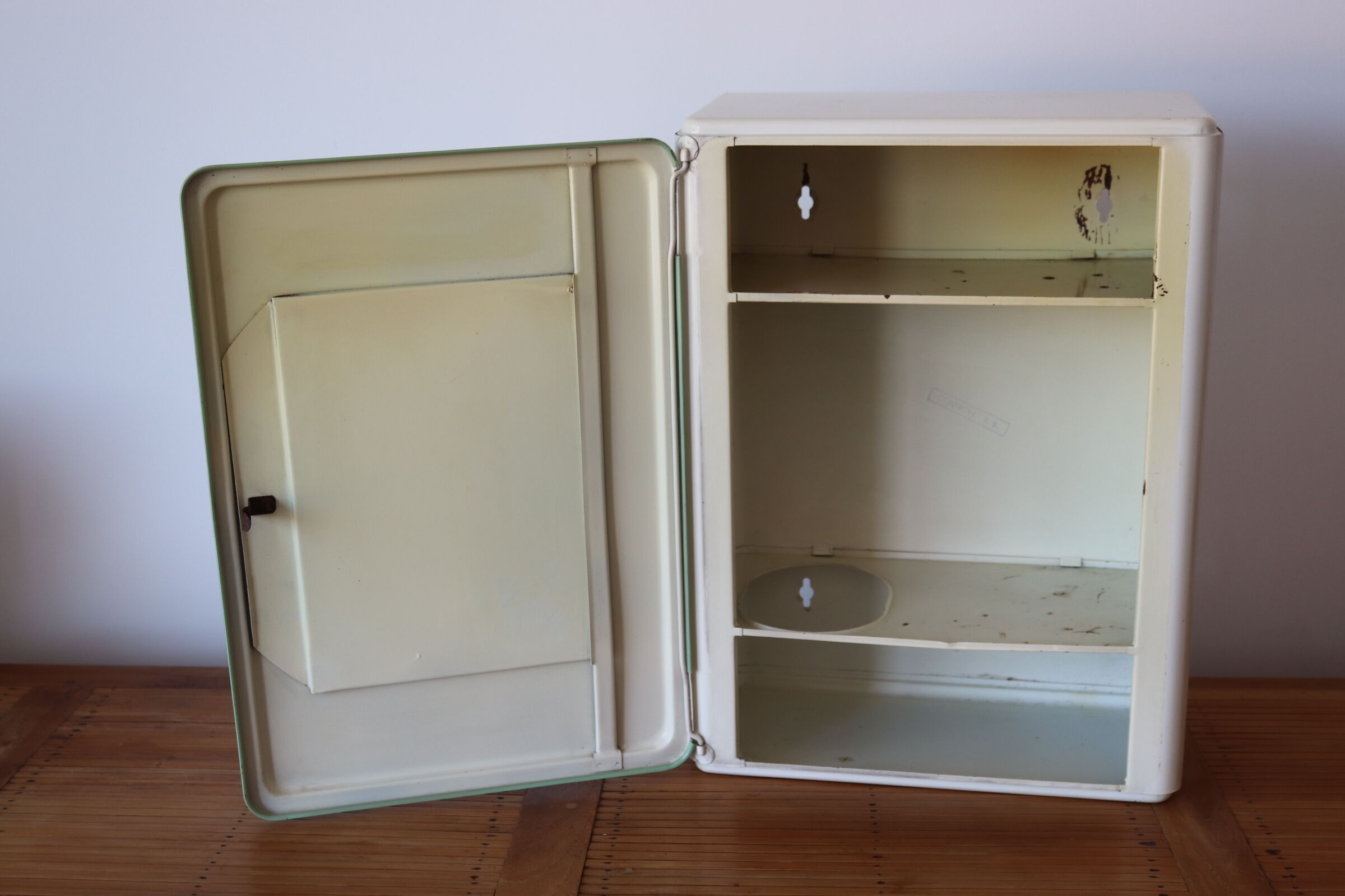 Wall-mounted medicine cabinet year 40