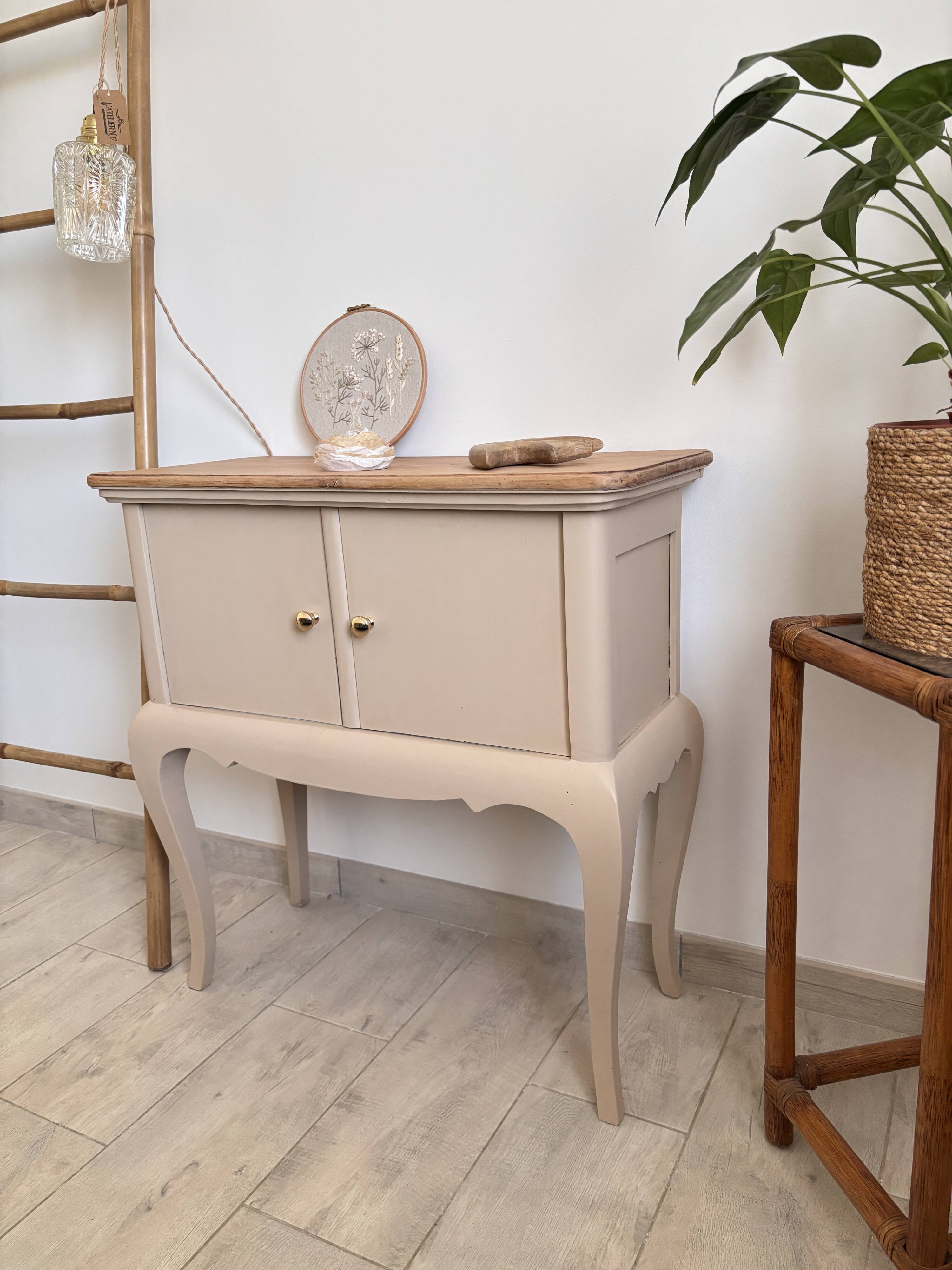 Small accent furniture / cream beige chest of drawers natural wood – chic style