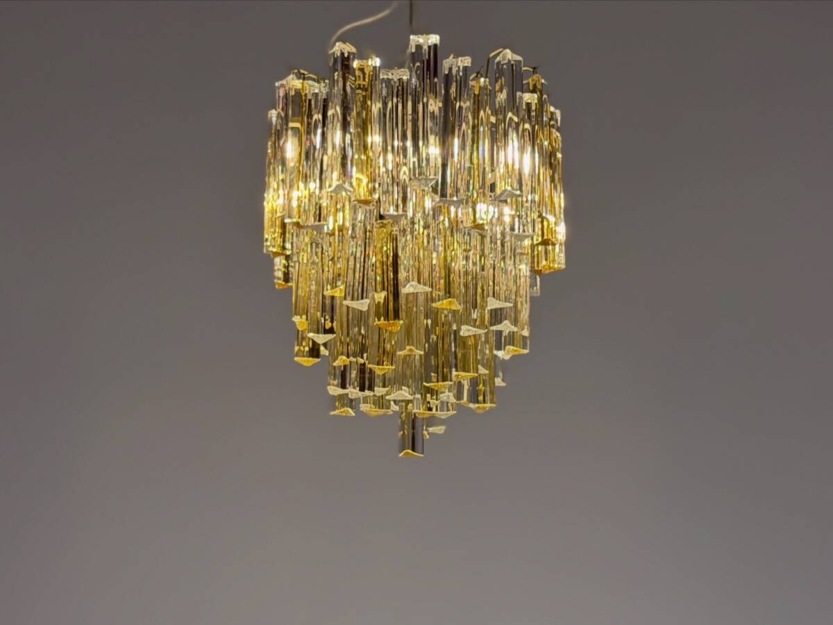 Venetian chandelier in colourless and gold Murano glass, Venini Triedi model, circa 1960.