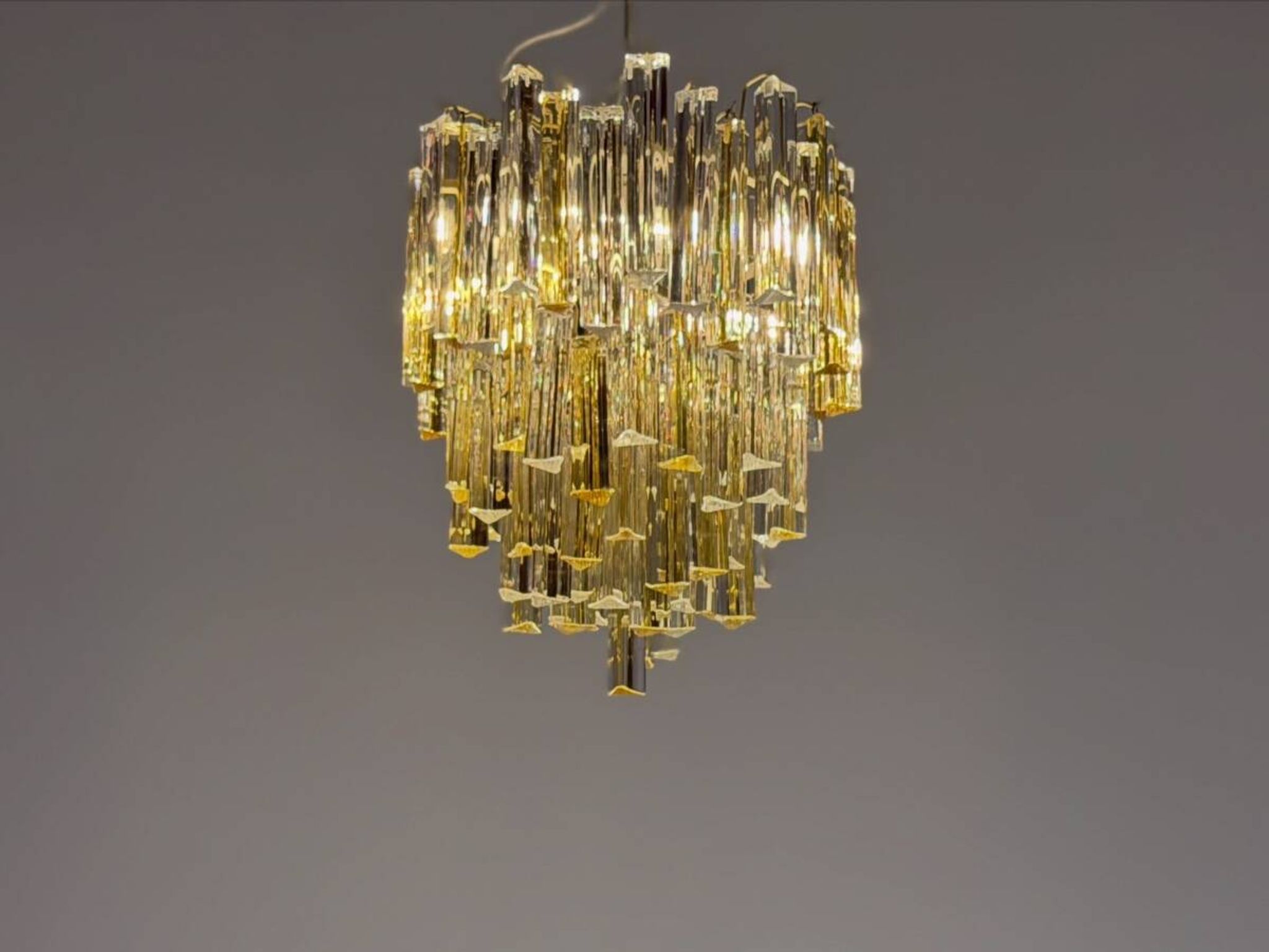 Venetian chandelier in colourless and gold Murano glass, Venini Triedi model, circa 1960.