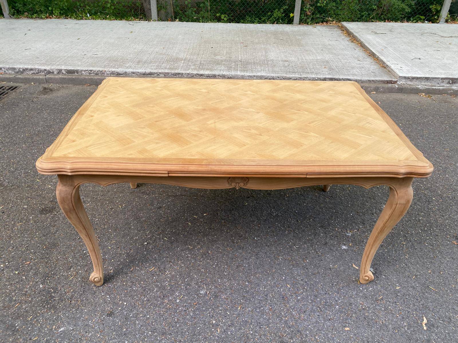 Table à manger Louis XV extensible rénovée en bois brut