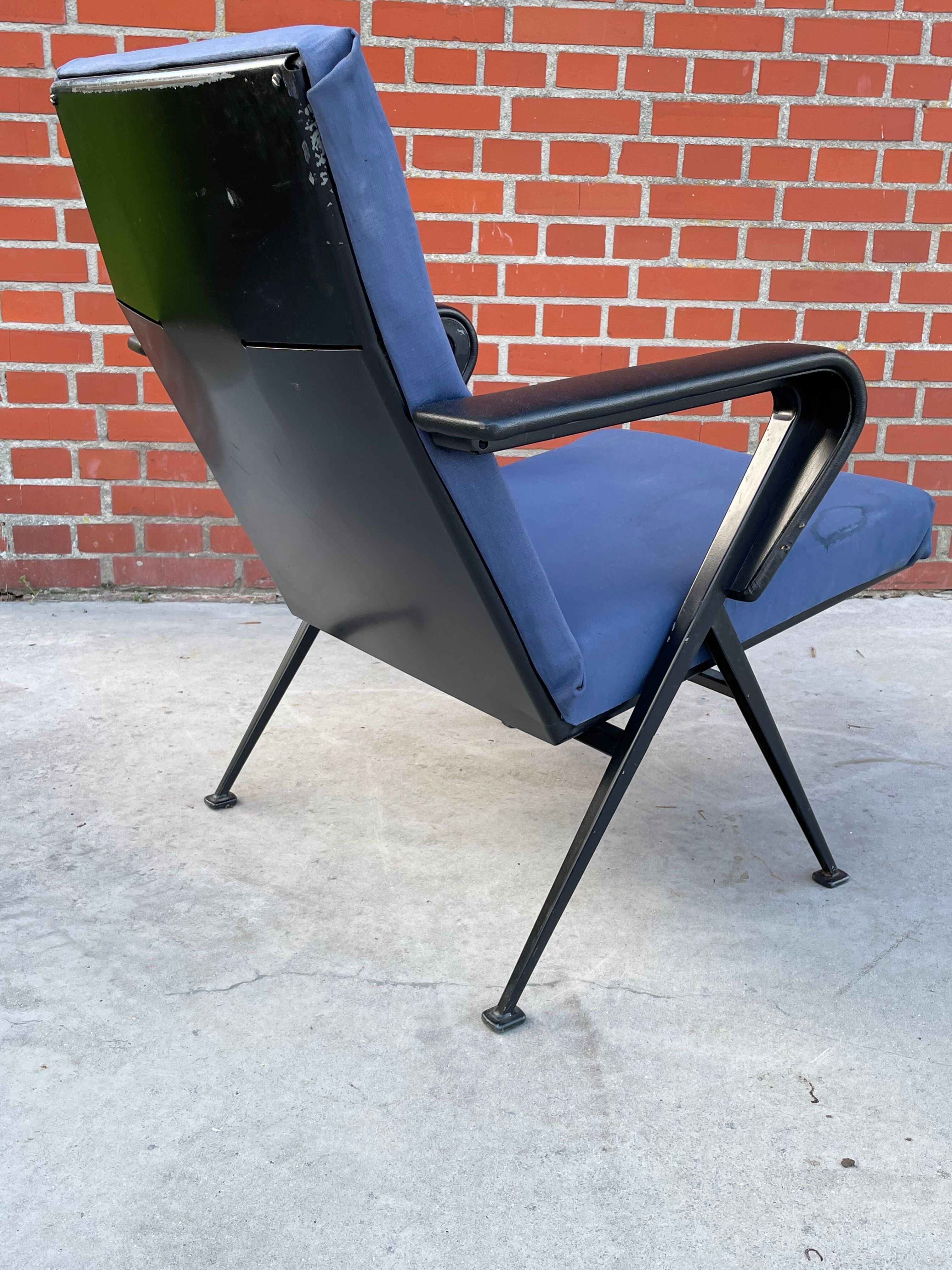 set of 2 Repose armchairs by Friso Kramer for Ahrend de Cirkel