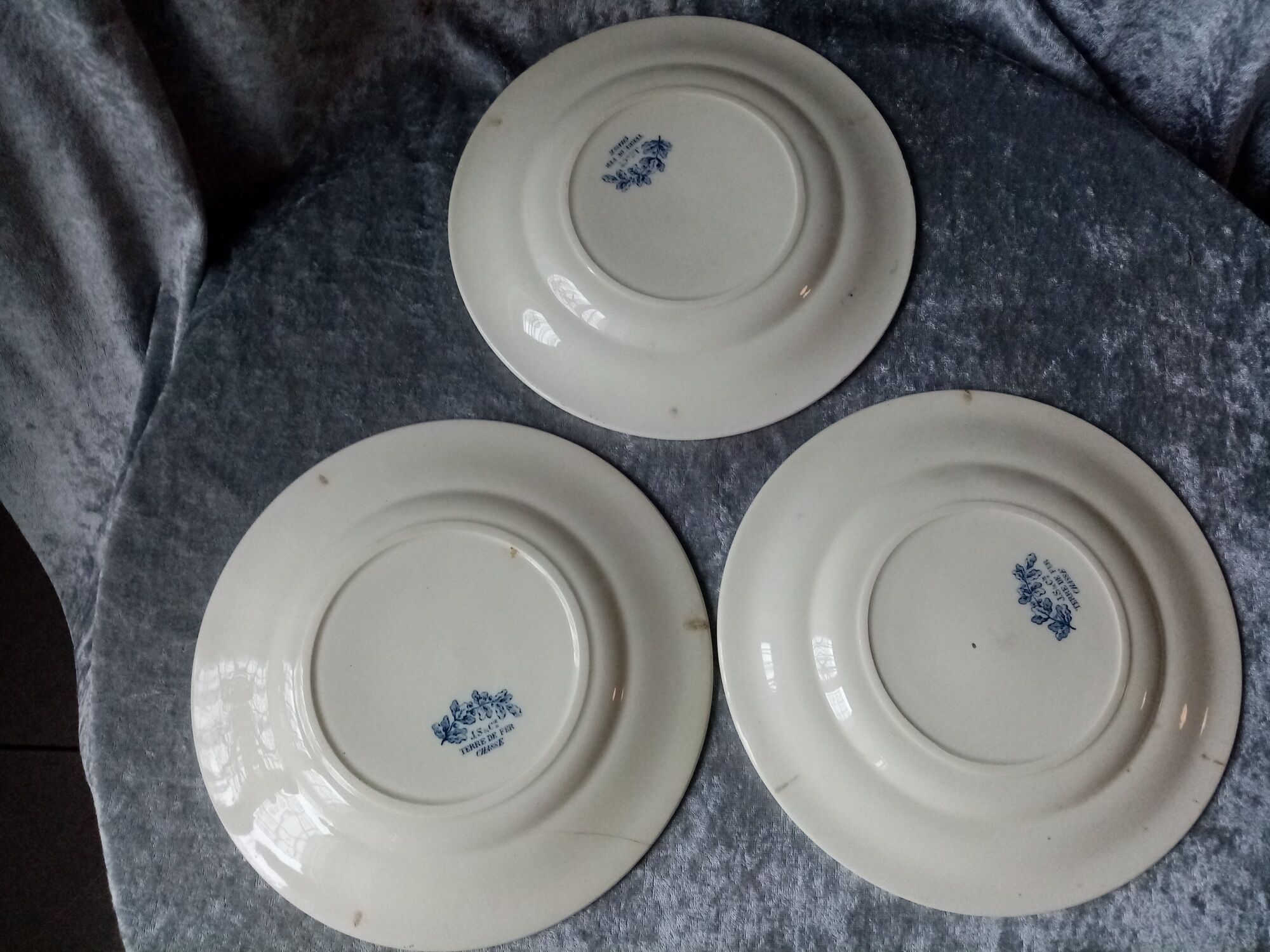 Series of 3 flat plates in iron earth, clairefontaine, hunting model