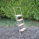 Retractable folding chair