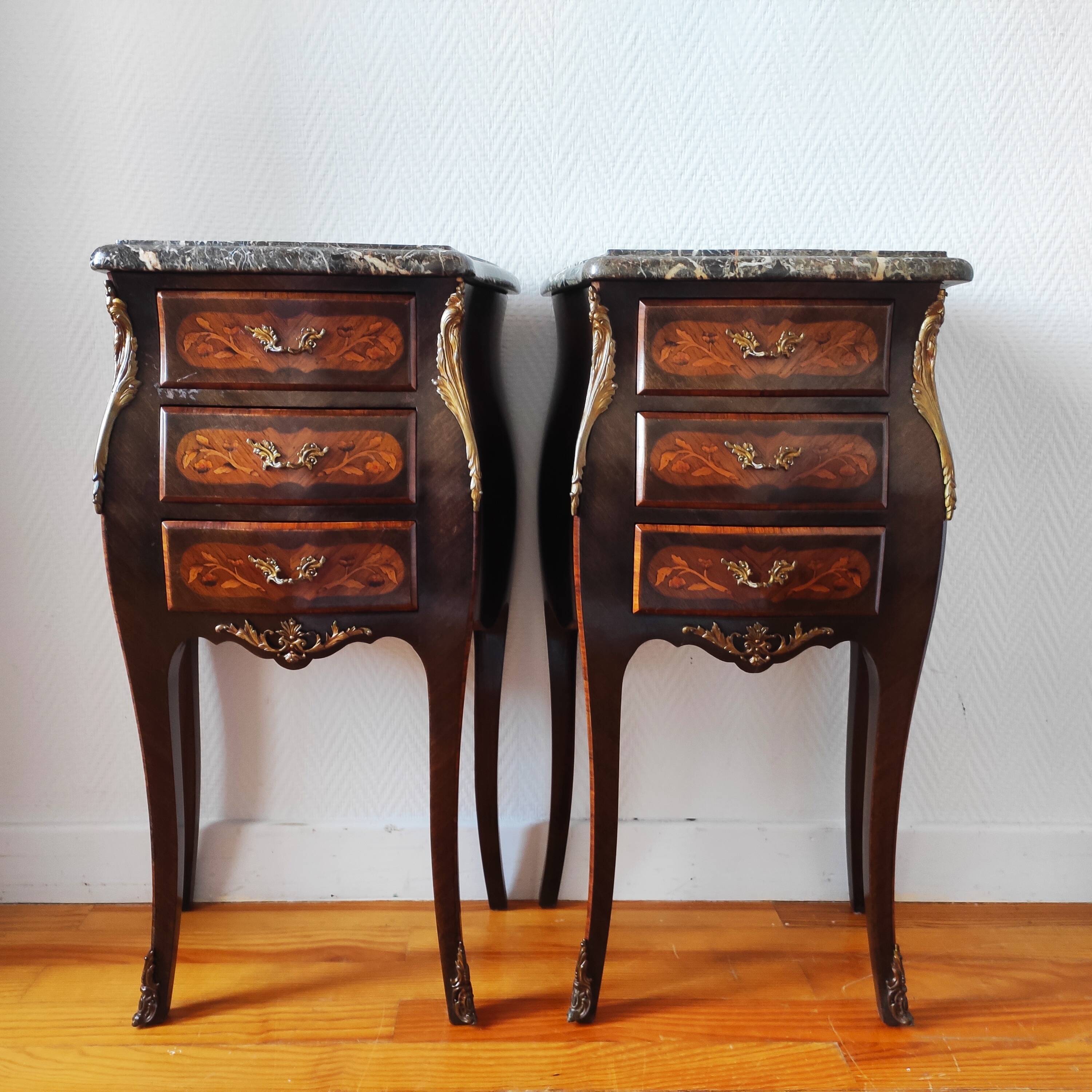 Paire de tables de chevet style Louis marbre noir
