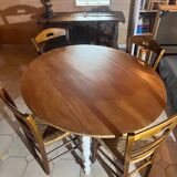 Oval table in solid wood