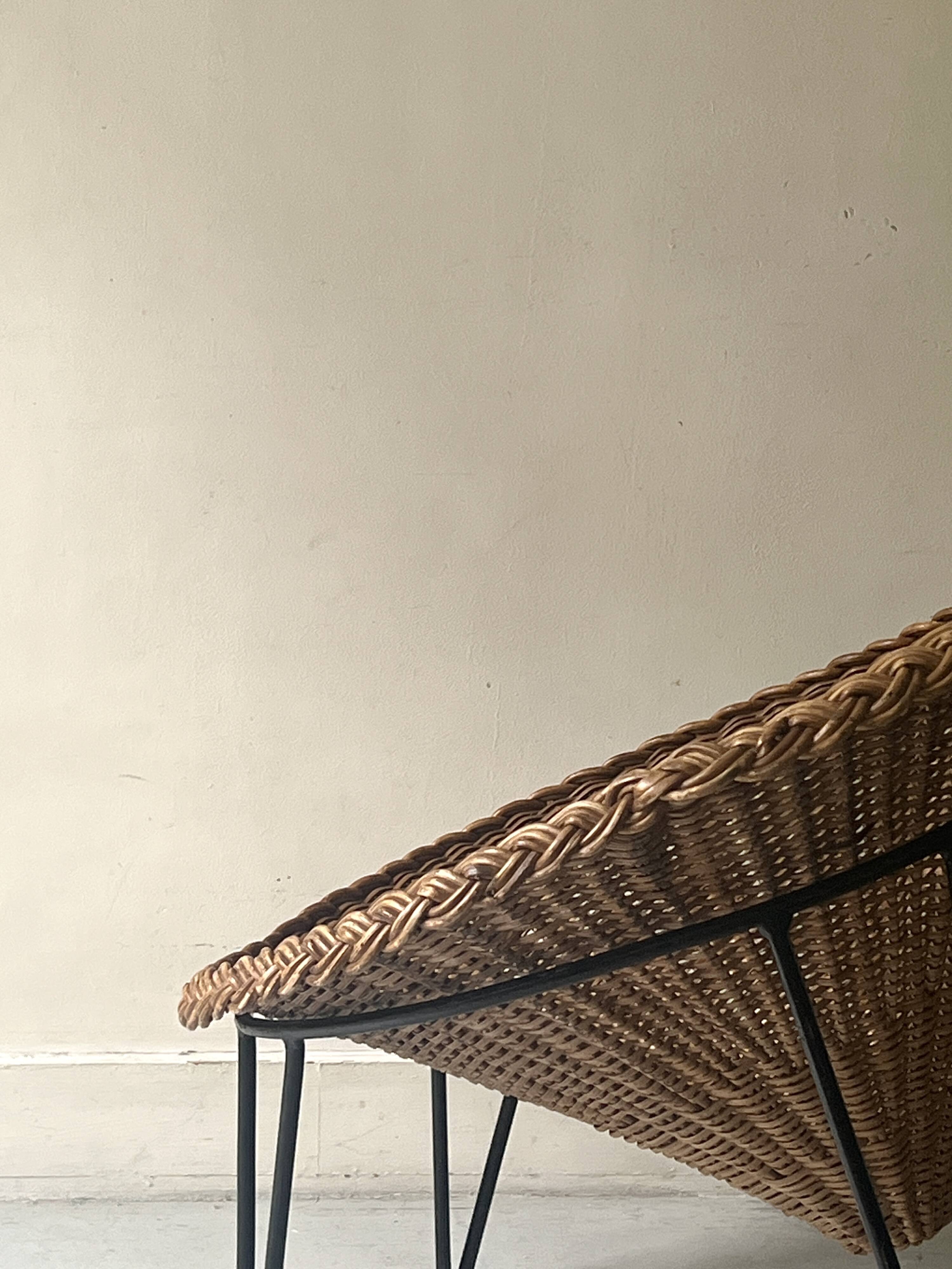Italian sunflowers armchair in rattan and black metal, 1950s design.