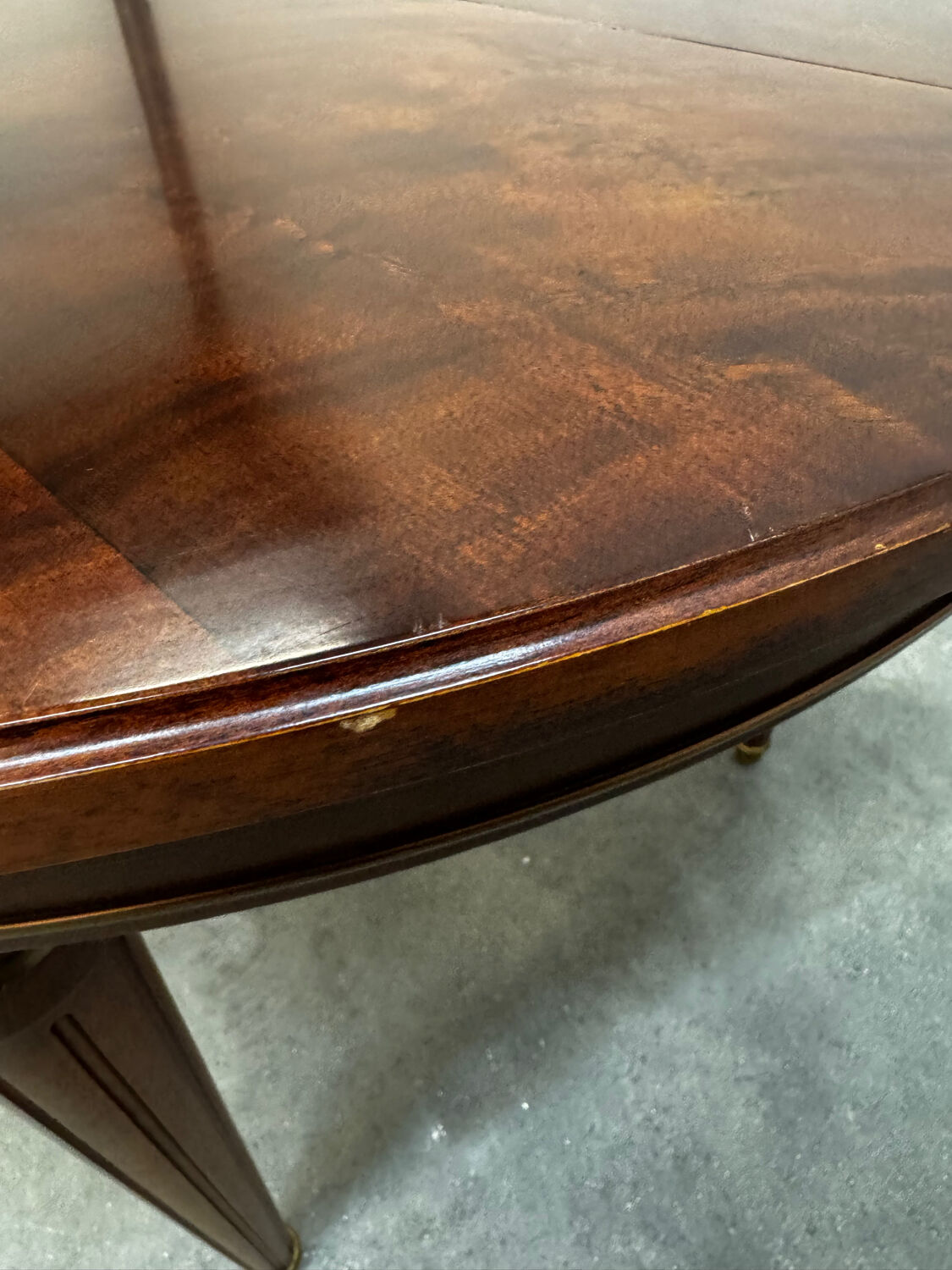 Extendable mahogany round table in Louis XVI style