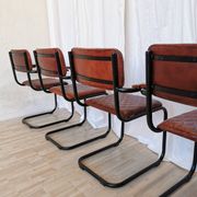 Lot de 4 chaises de salle à manger vintage en cuir matelassé : base en métal noir