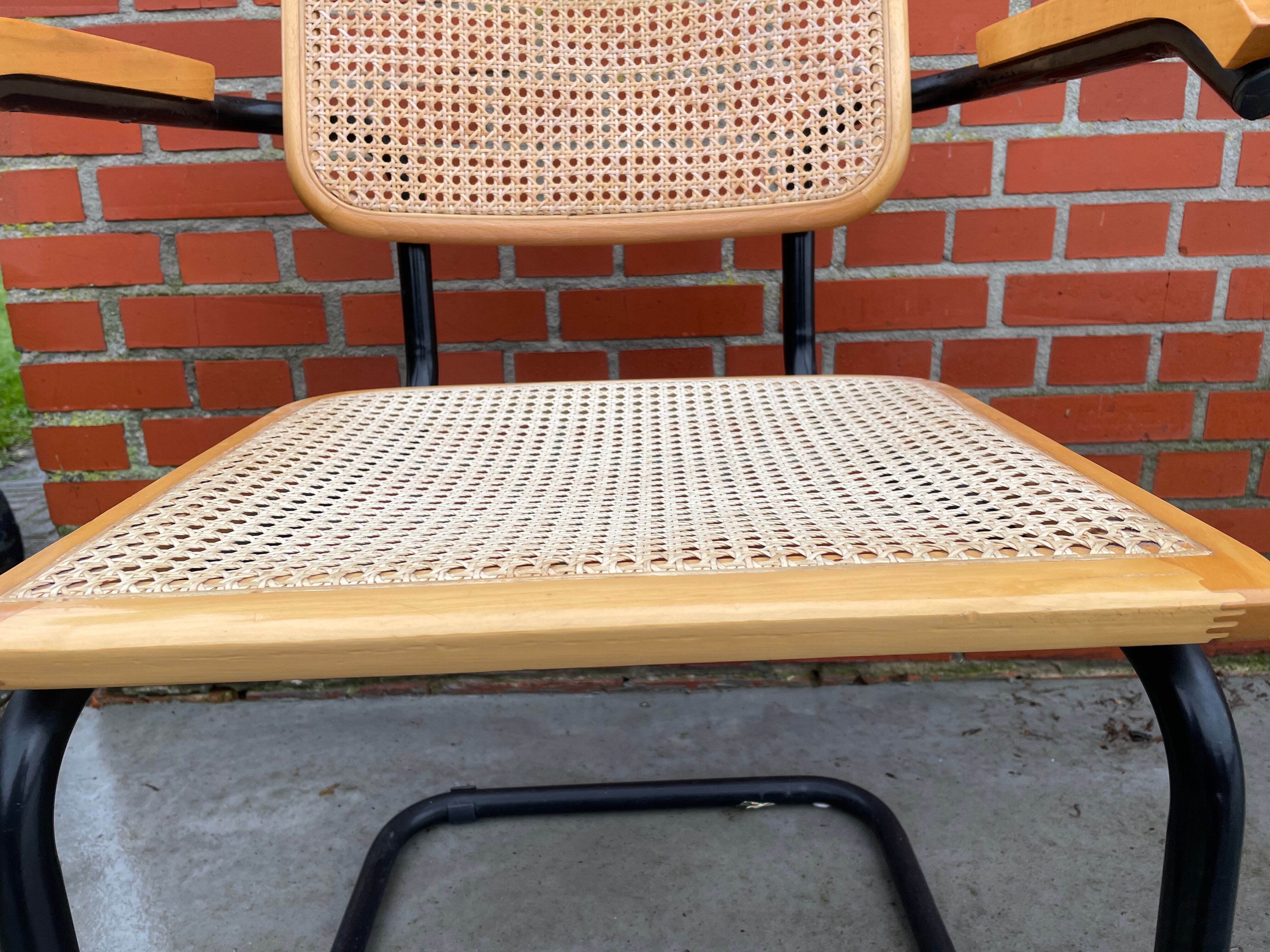 Chaise modèle Cesca conçue par Marcel Breuer avec accoudoirs à structure noire