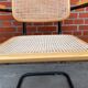 Chaise modèle Cesca conçue par Marcel Breuer avec accoudoirs à structure noire