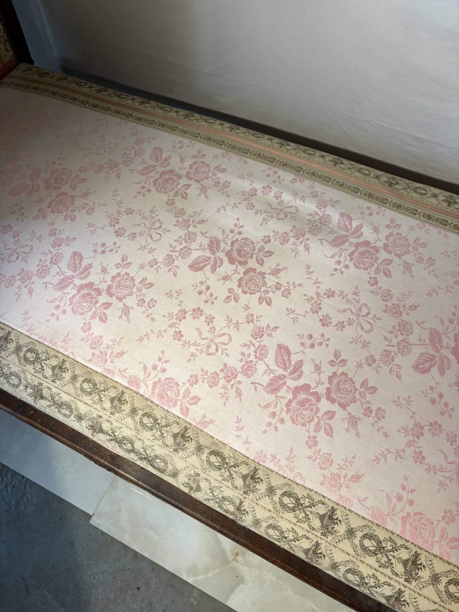 Antique Louis XVI style daybed in carved wood and patterned fabric