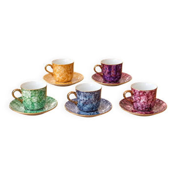 5 tasses à café et soucoupes en porcelaine marbrée, peintes à la main, liseré doré