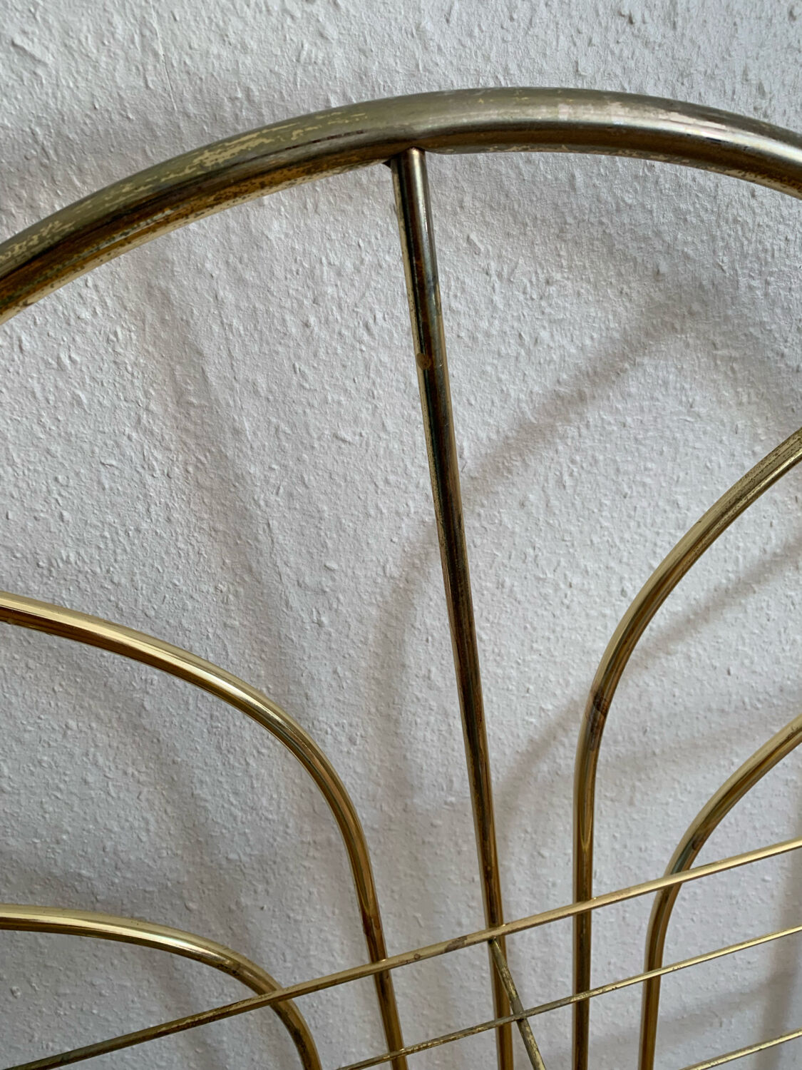 Gilded metal grid shelf in the shape of a vaulted arch