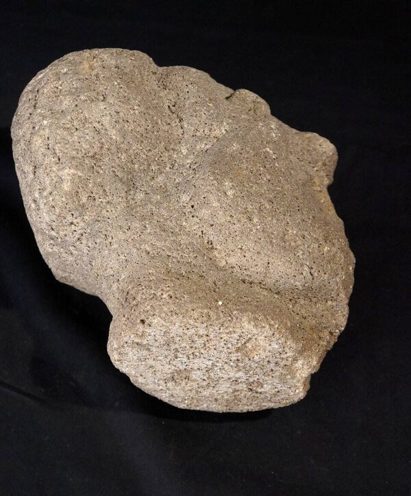 Tête sculptée en pierre volcanique, haute époque chrétienne