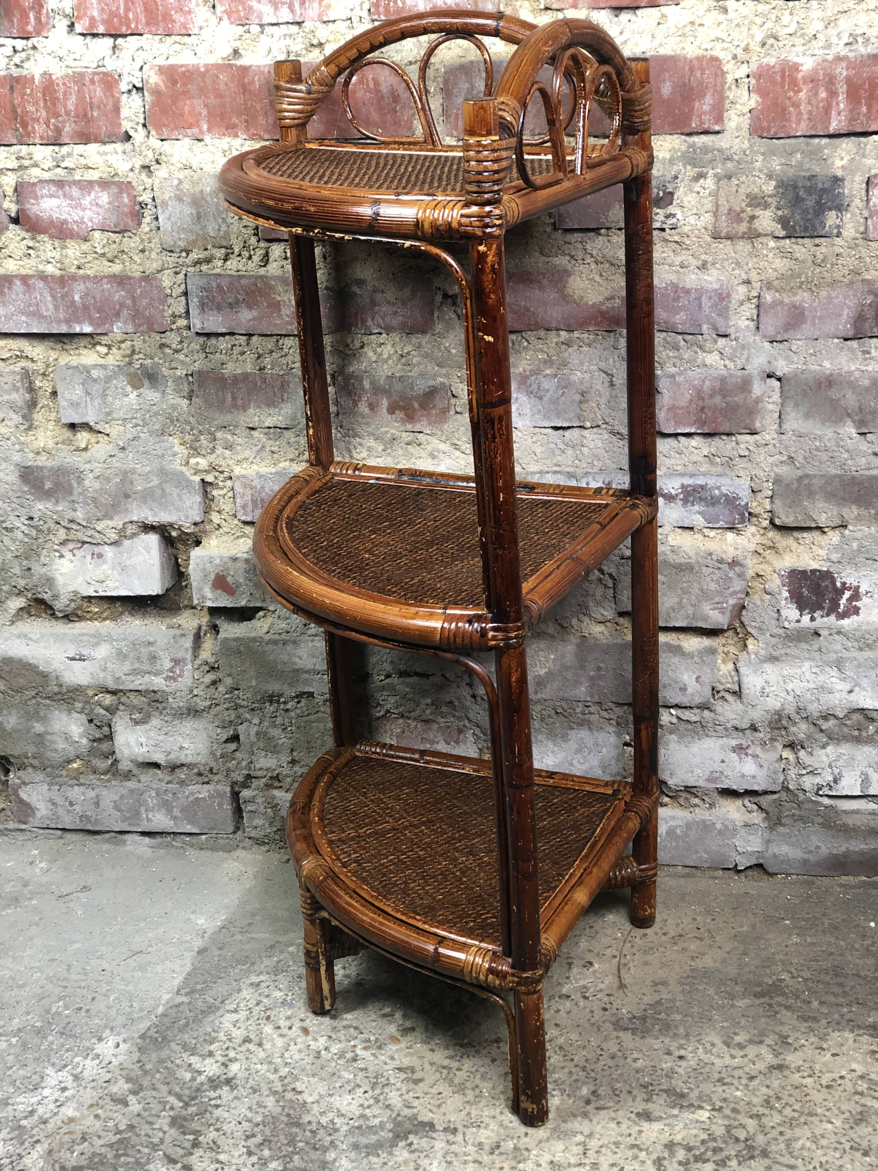 Corner shelf in rattan 70