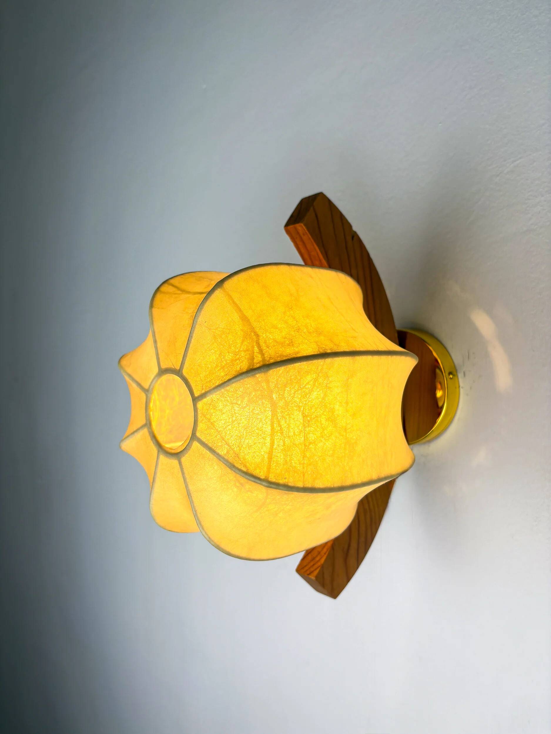 Italian "Cocoon" wall light, resin and pine wood, 1970s