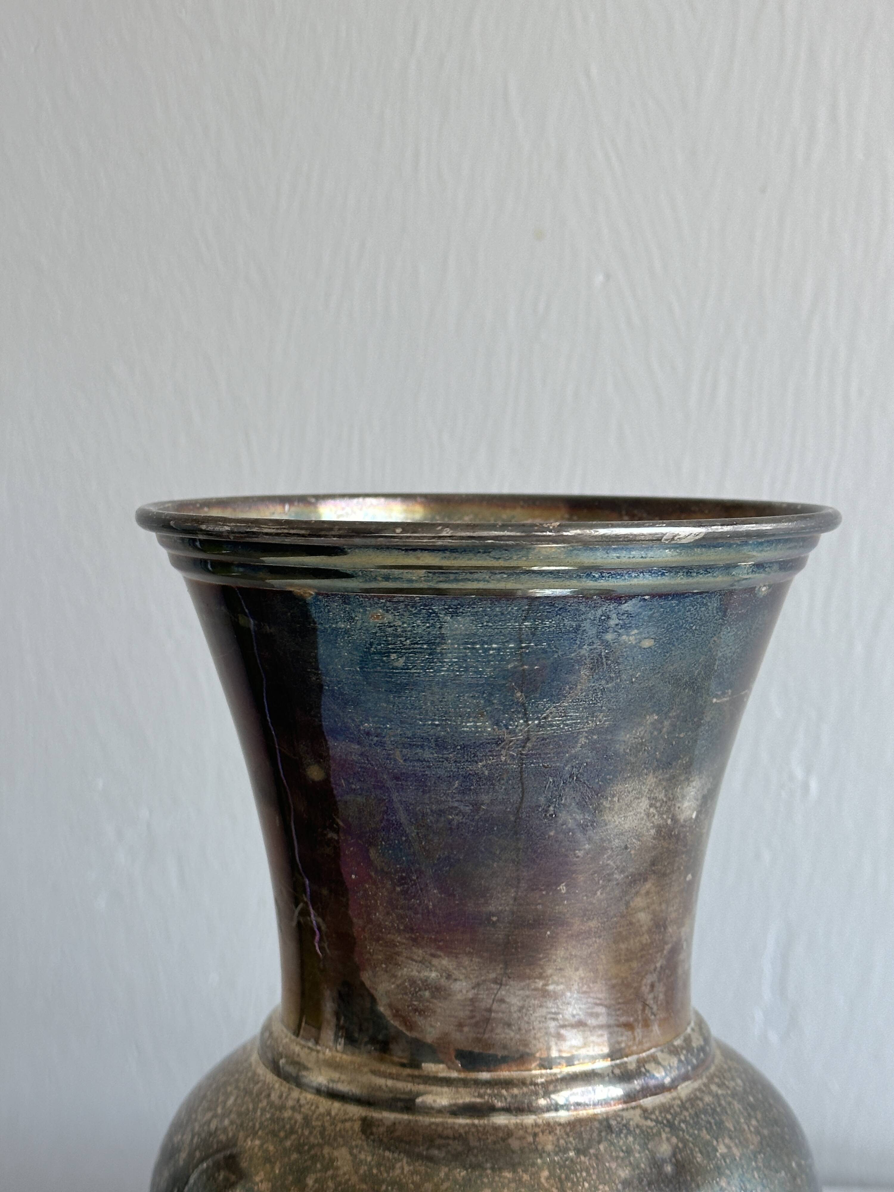Vase en métal ancien très patiné