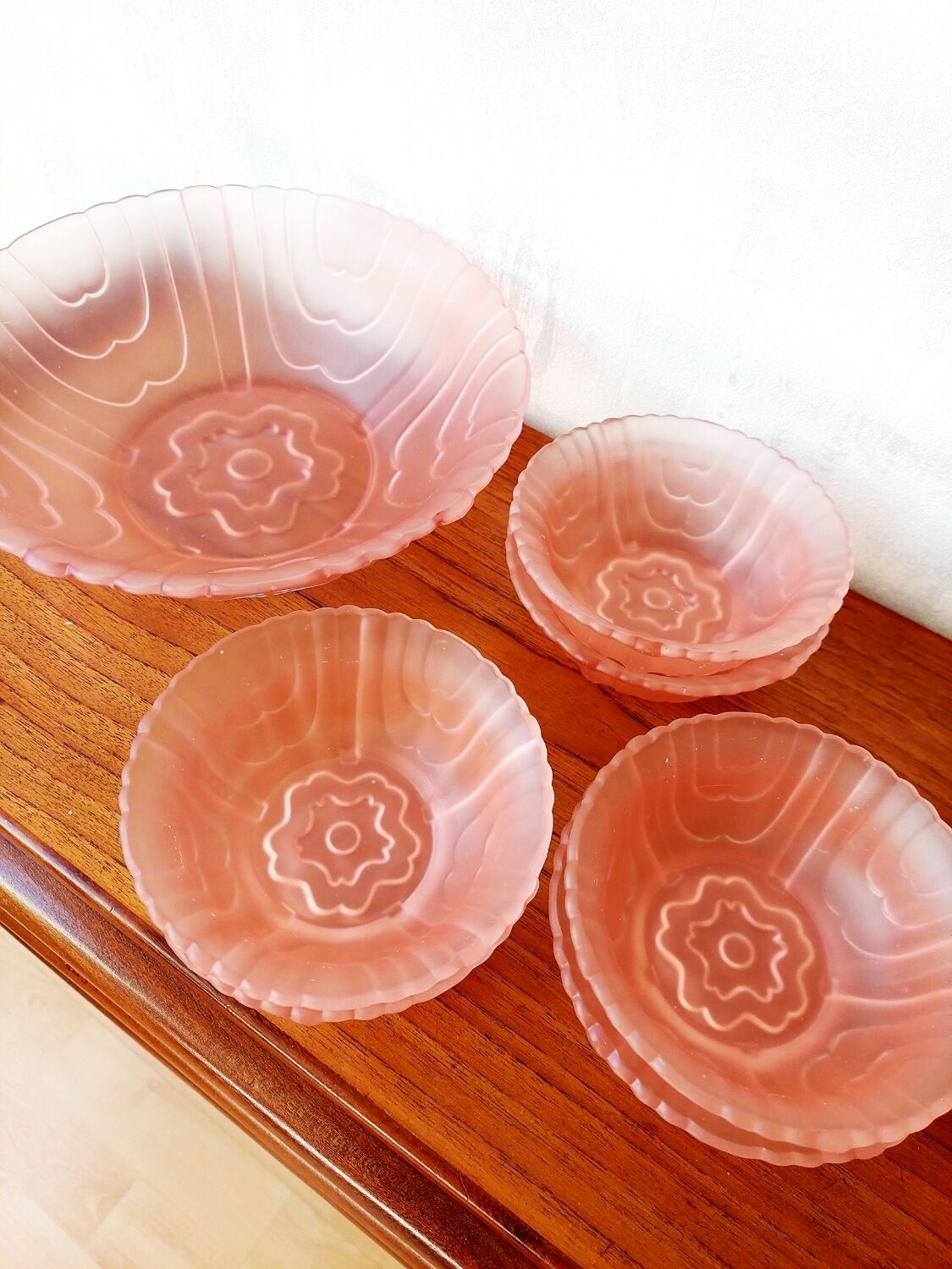 Ensemble de bols en verre dépoli rose