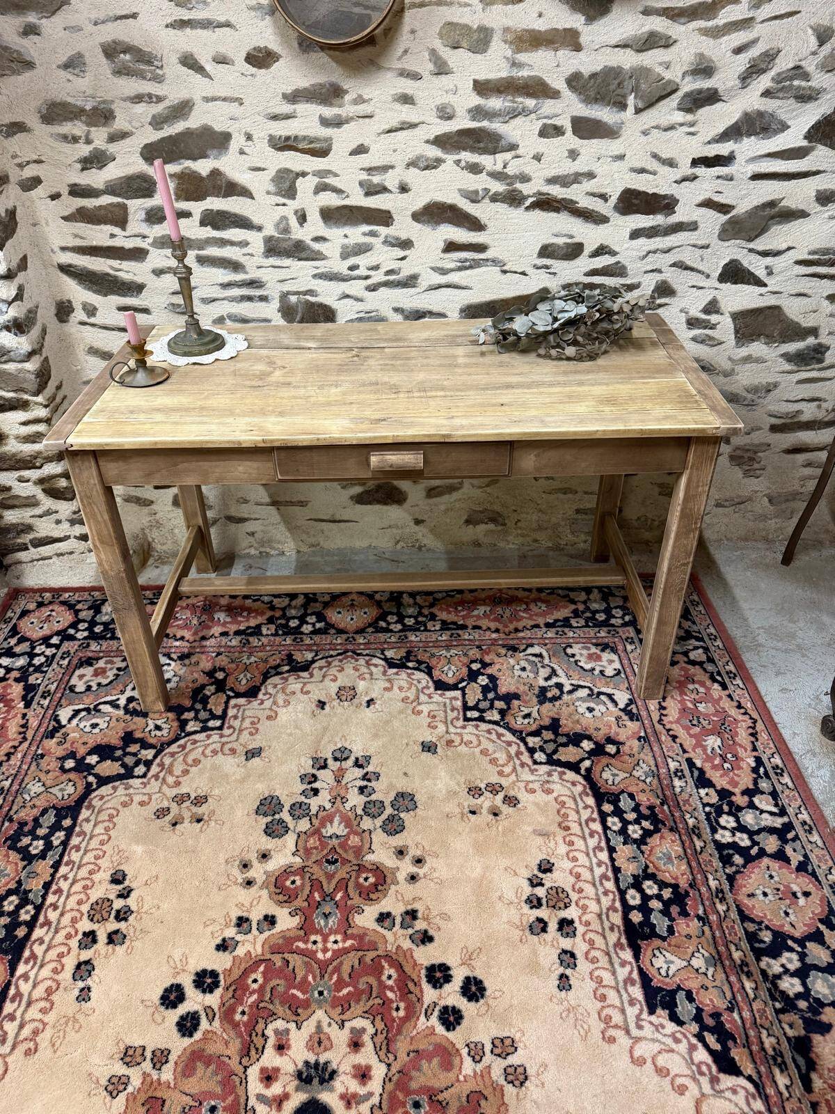 Jolie table ou bureau en bois décapé