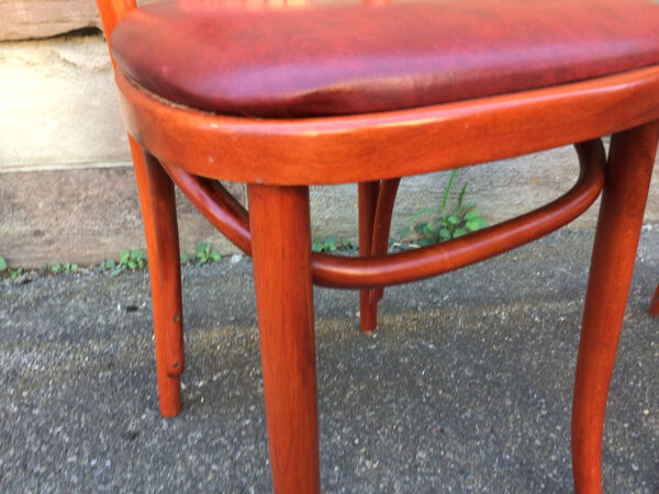 Paire de chaises de restaurant bois courbé simili cuir vintage 1970