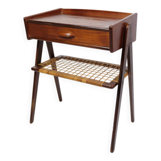 Table de chevet en teck avec tiroir et étagère en osier par Søren Rasmussen des années 1960
