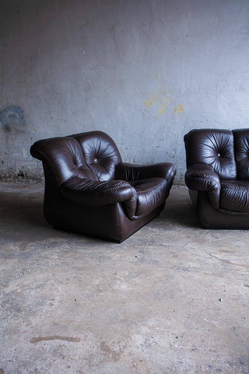 Ensemble de 2 fauteuils de style mid-century en cuir marron foncé.