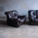 Ensemble de 2 fauteuils de style mid-century en cuir marron foncé.