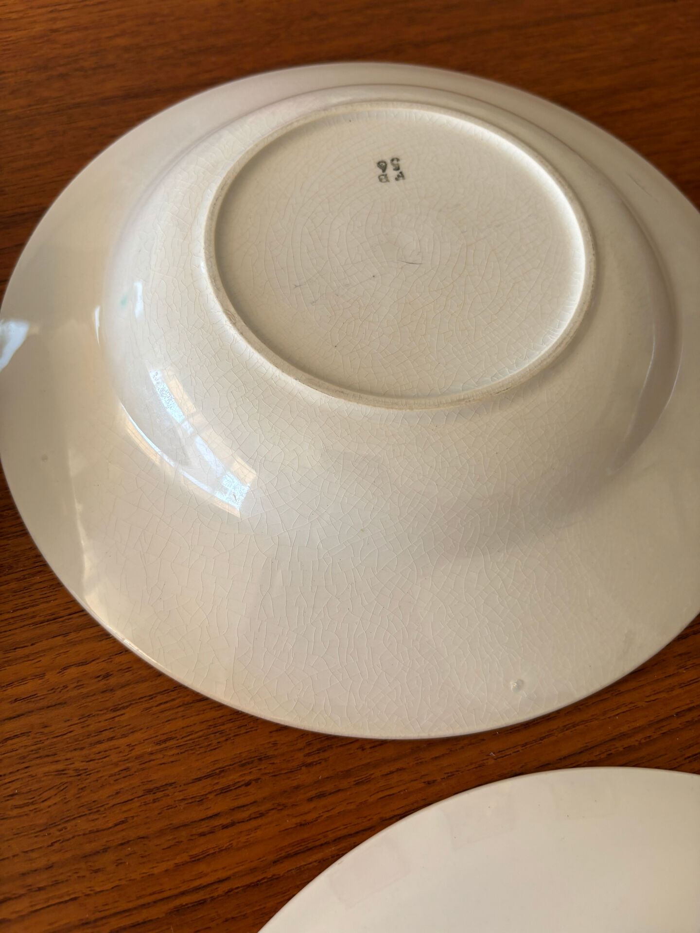 Lot de 4 assiettes creuses dépareillées en faïence ancienne • Décor fl