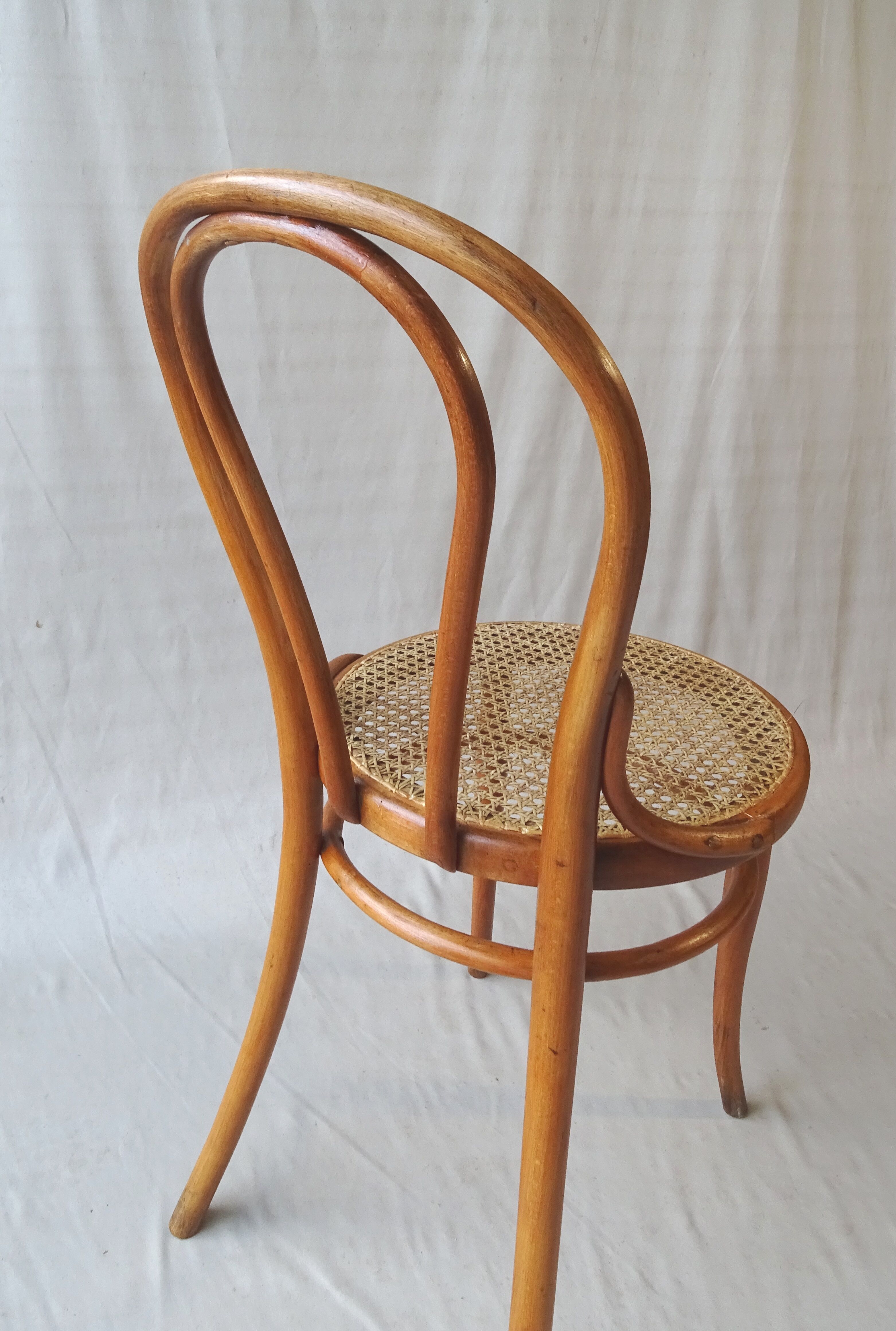 Chaise Thonet N°18, teinte merisier clair, vers 1890, cannée