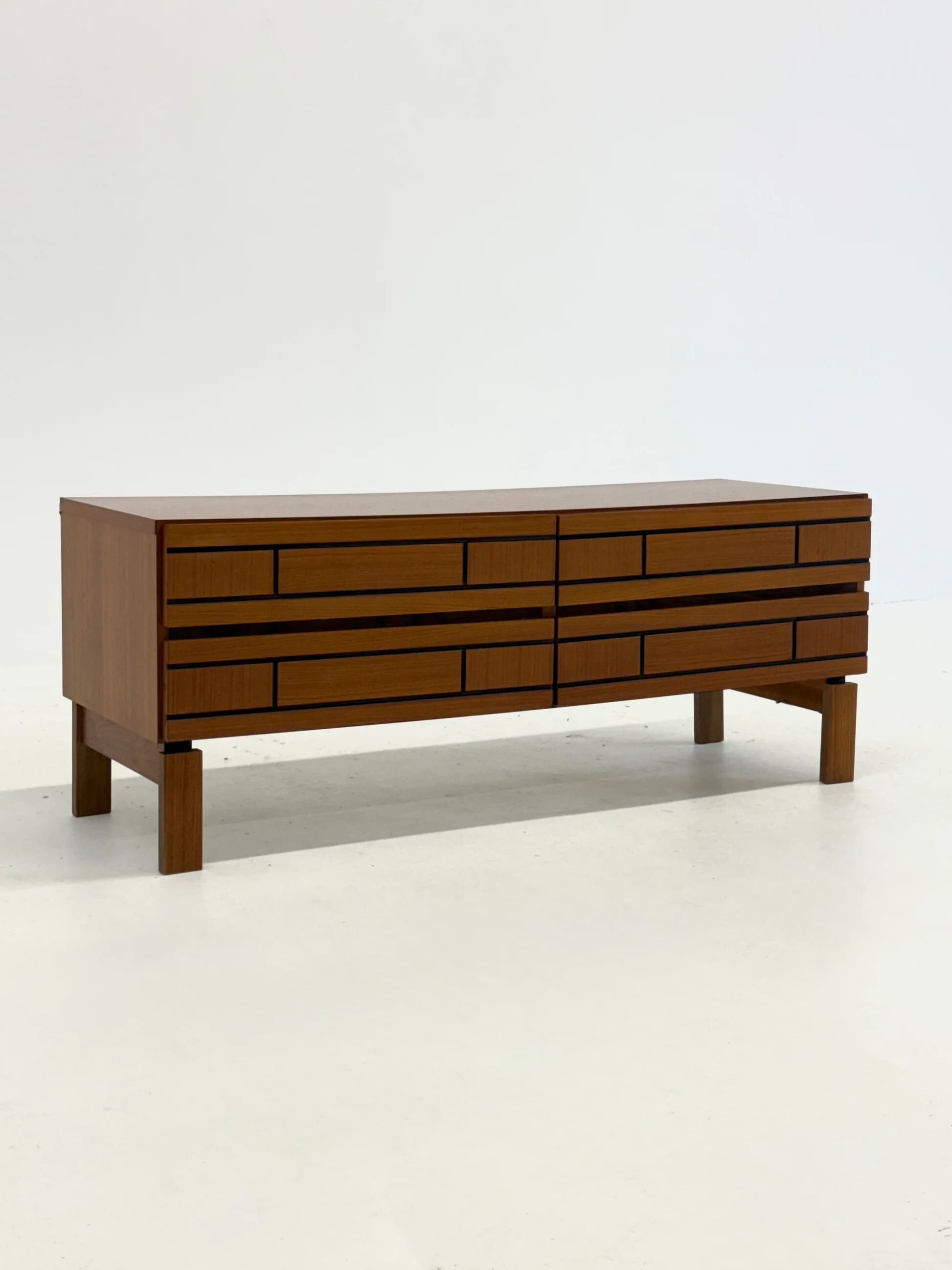 Buffet bas en bois italien avec des lignes noires graphiques.