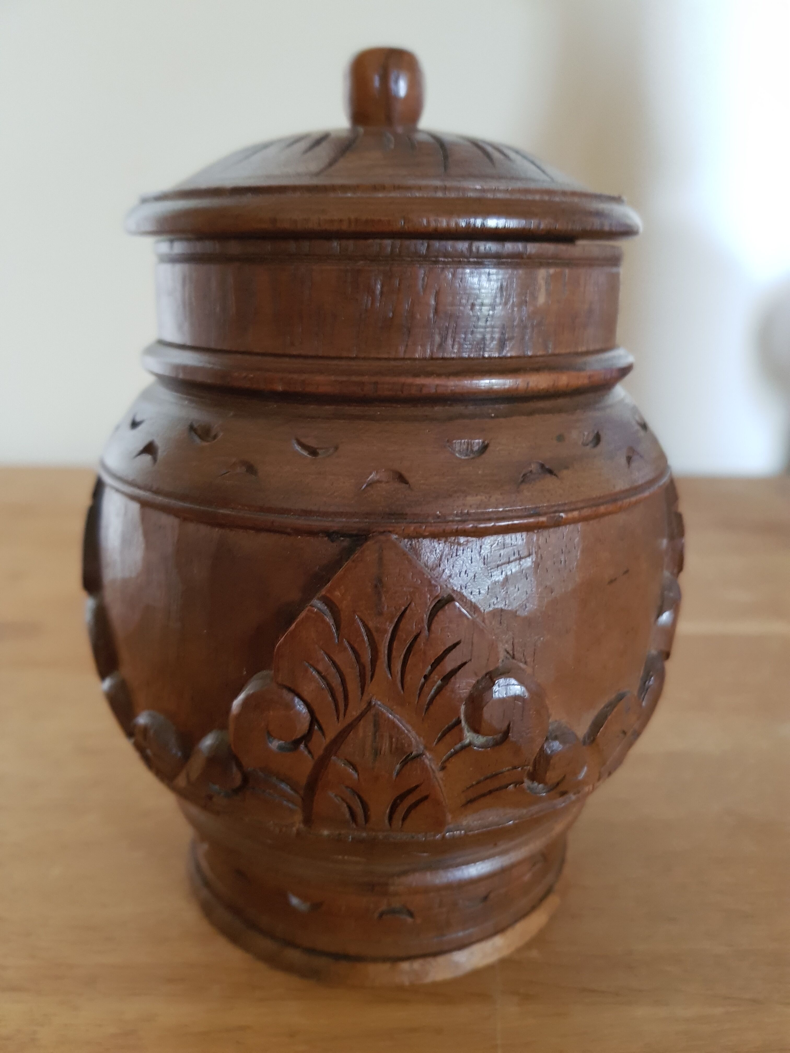 Wooden pot with Vintage sculptures