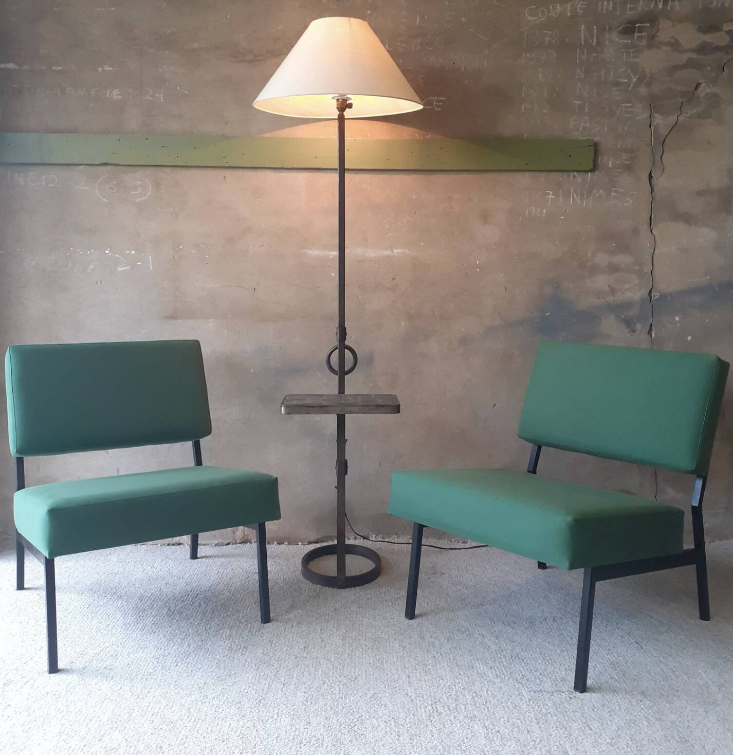 Chauffeuses de style Pierre Guariche, structure métal, années 1960