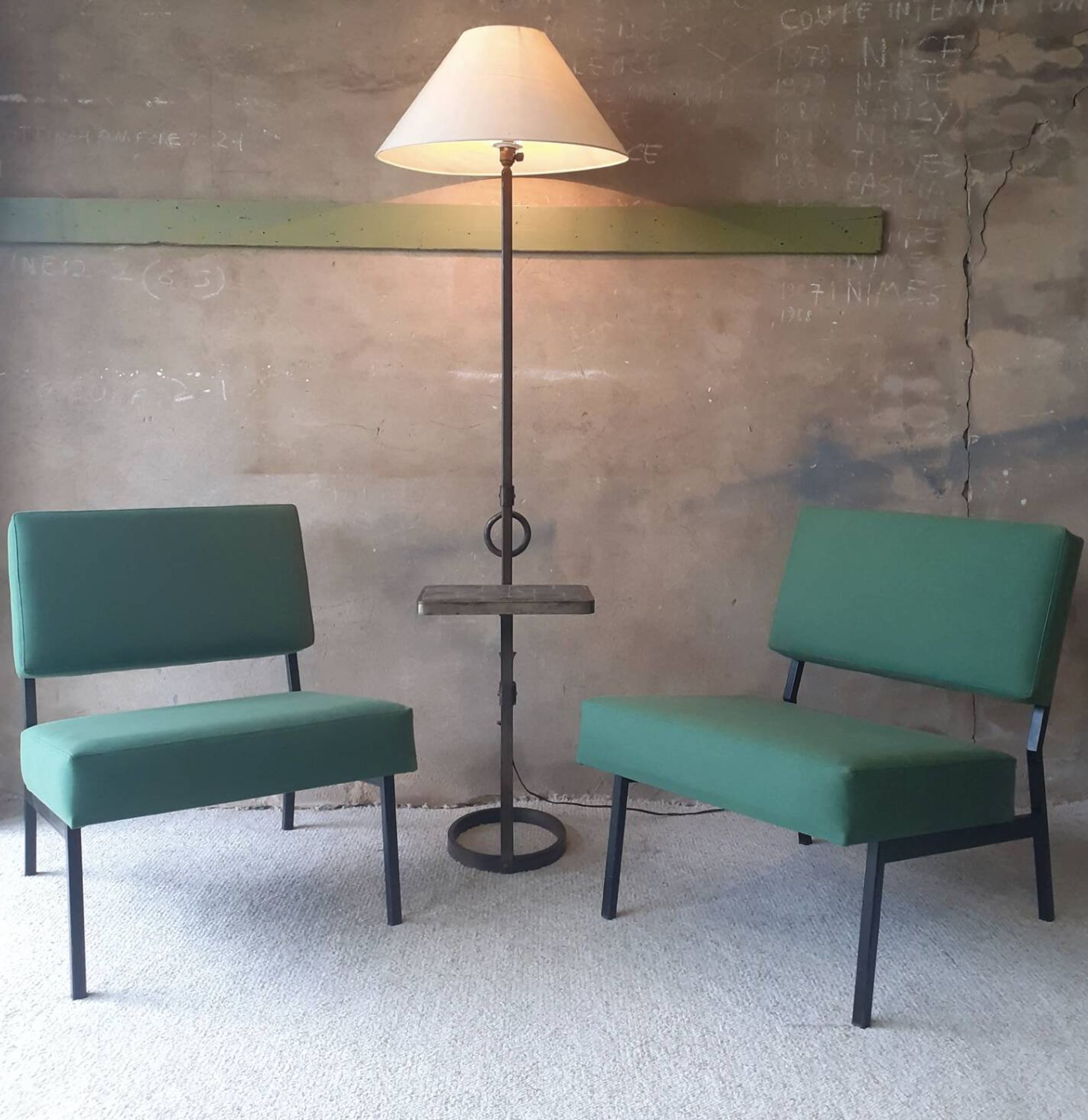 Chauffeuses de style Pierre Guariche, structure métal, années 1960