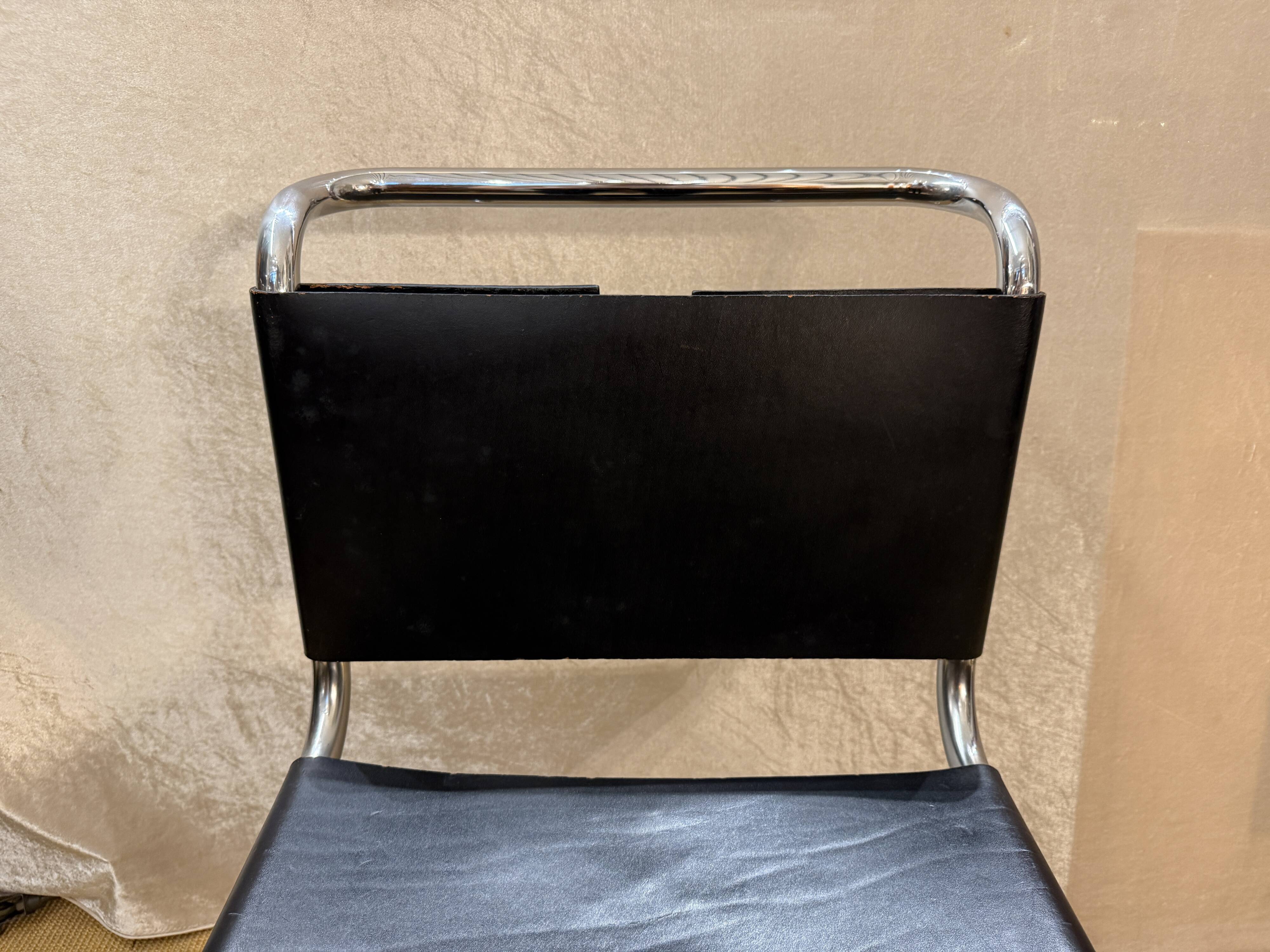 Chaise cantilever MR10, design Mies van der Rohe, cuir et chrome, années 1970