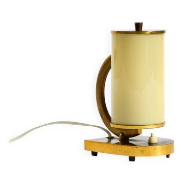 Lampe de table en laiton rare et magnifique des années 1940 avec abat-jour en verre opale.