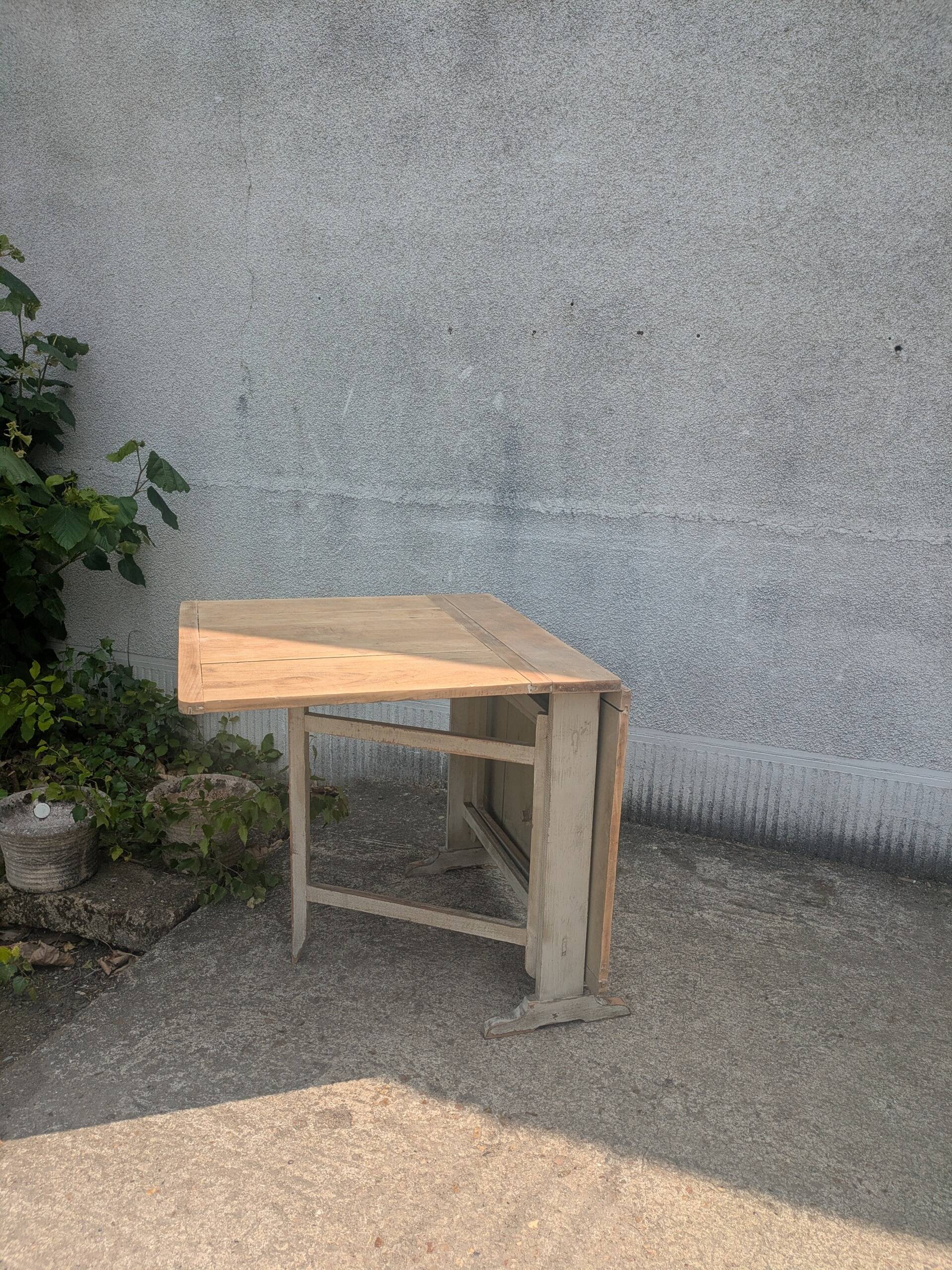 "Very" folding table