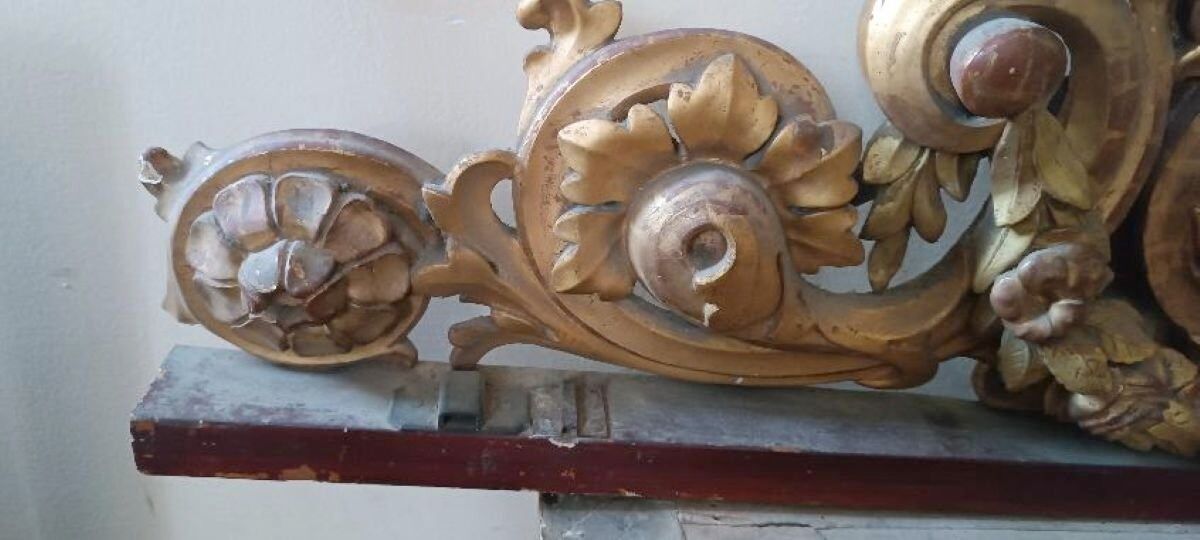 Fronton ancien en bois doré et sculpté du XIXe siècle