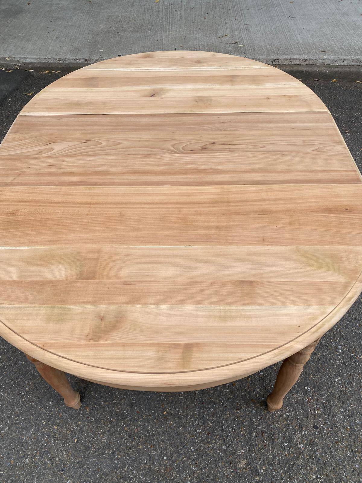 Table à manger ronde extensible Louis Philippe décapée en merisier massif 1
